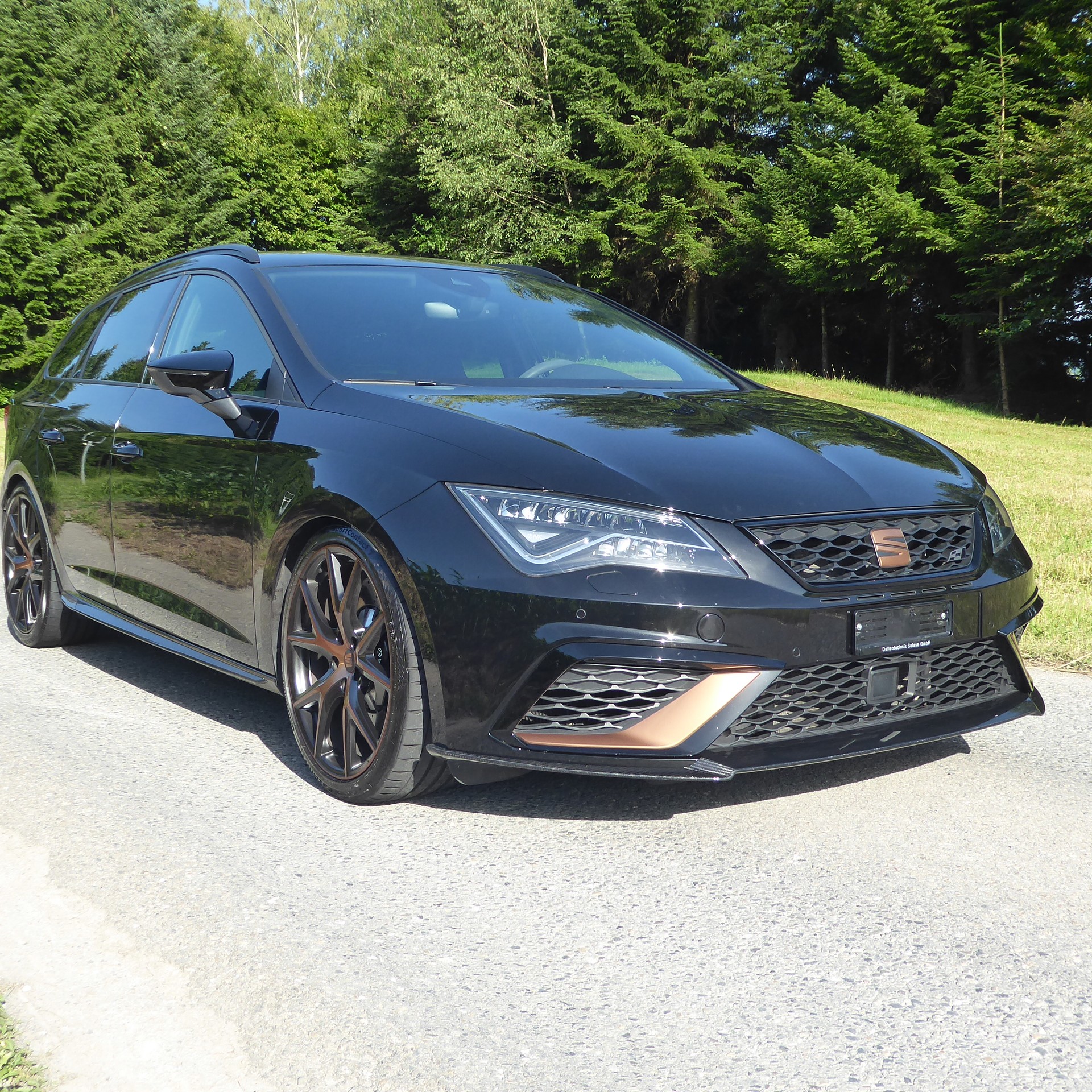 SEAT Leon ST 2.0 TSI Cupra R 300 4 Drive DSG-image-1