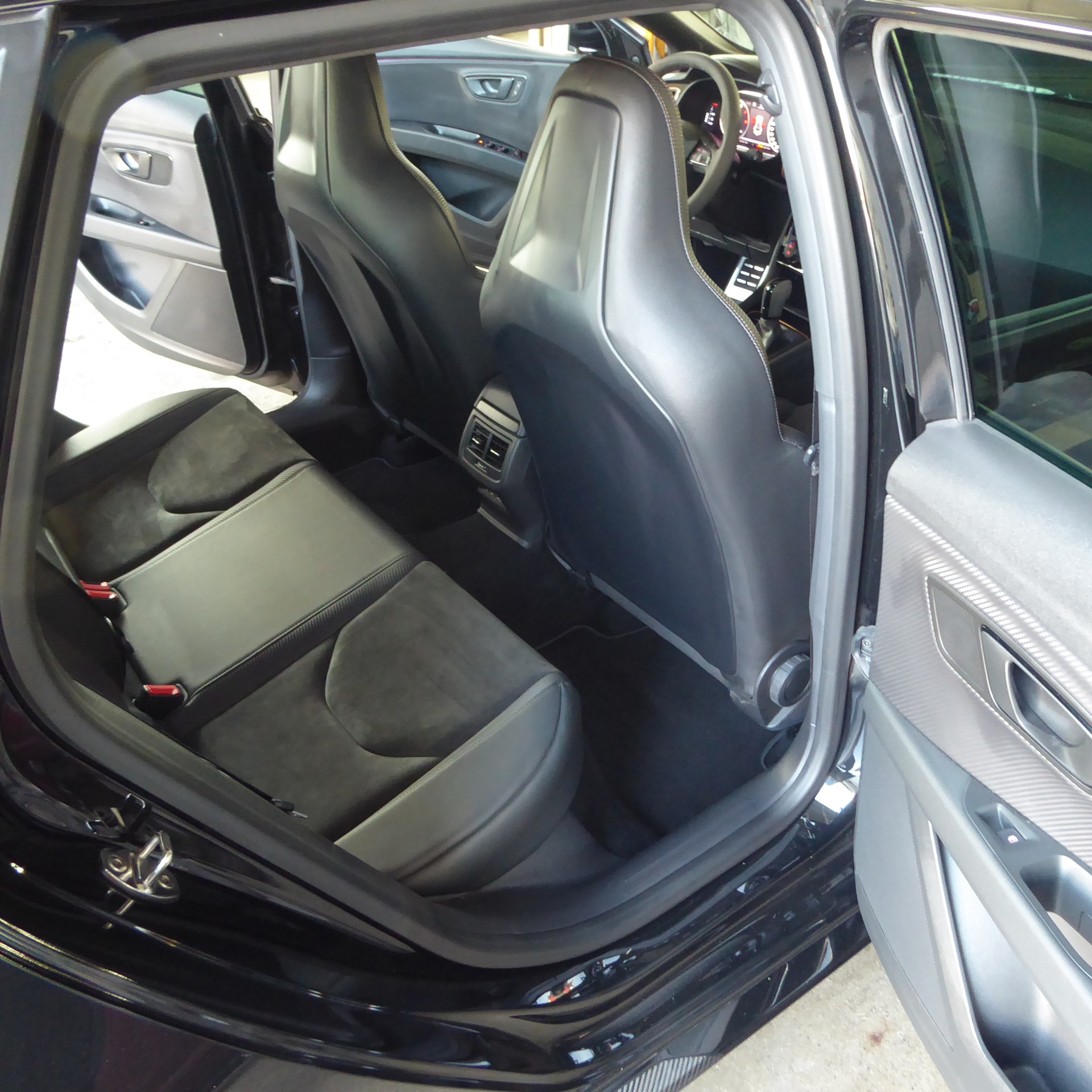 SEAT Leon ST 2.0 TSI Cupra R 300 4 Drive DSG-image-9