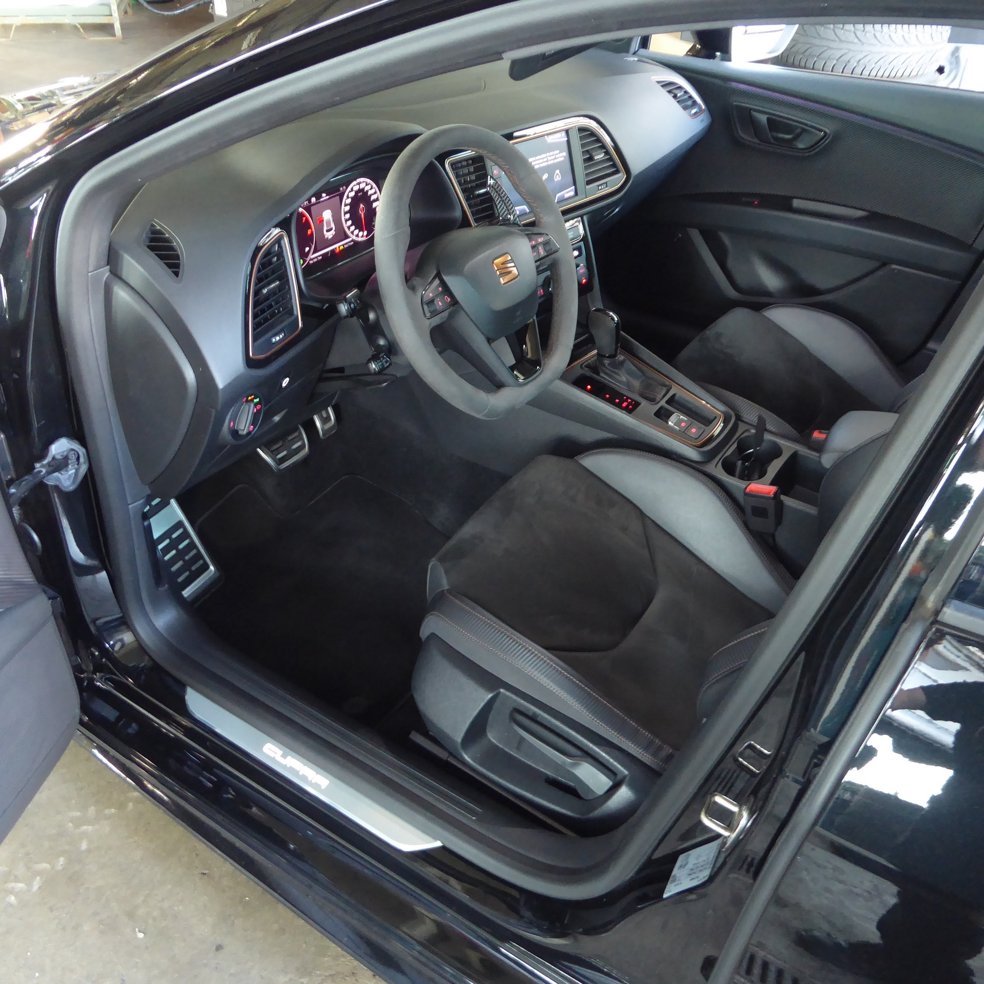 SEAT Leon ST 2.0 TSI Cupra R 300 4 Drive DSG-image-6