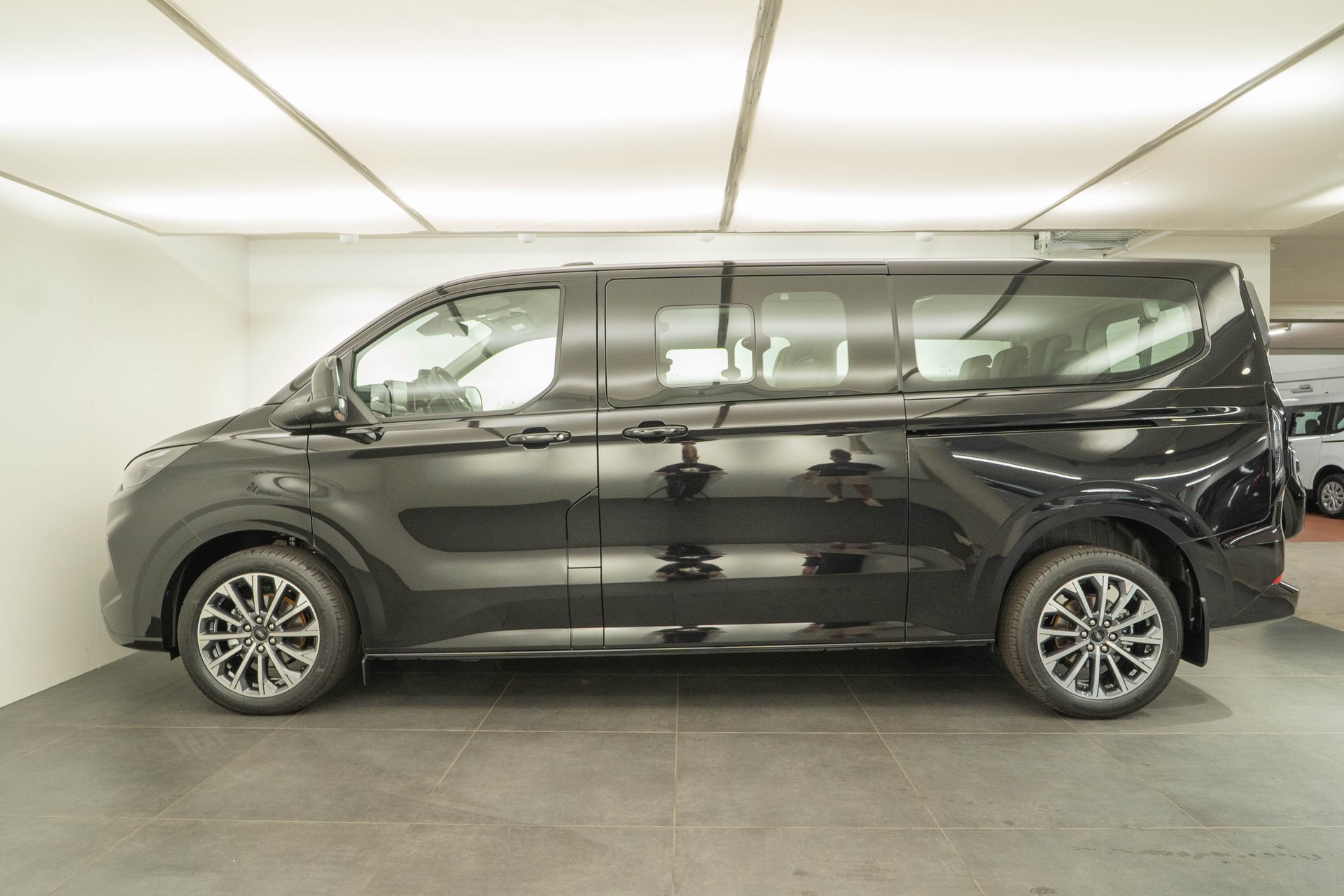 FORD Tourneo C Bus 320 L2 2.0 EcoBlue 170 Titanium 4x4-image-2
