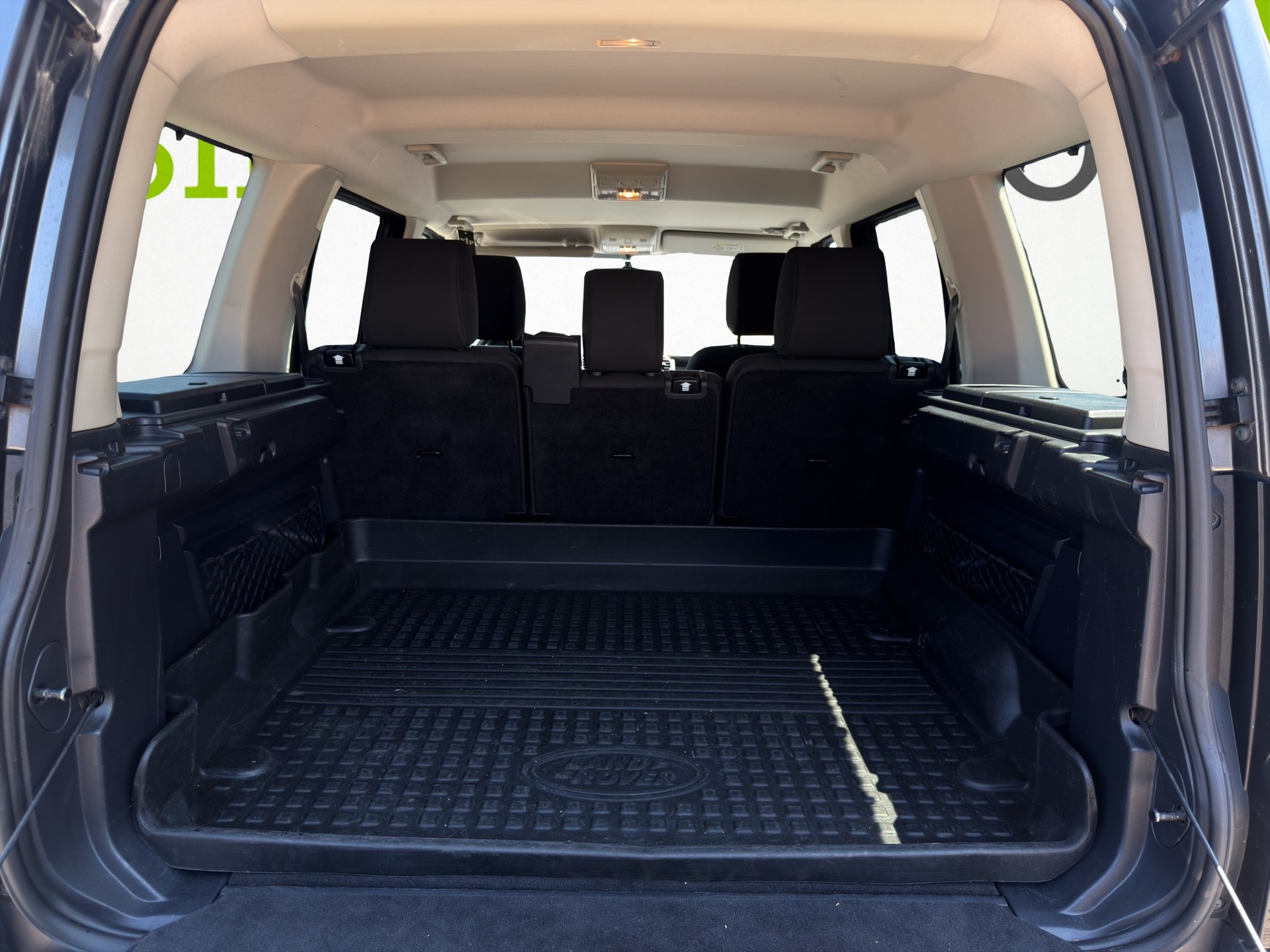 LAND ROVER Discovery 3.0 TDV6 S Automatic-image-10