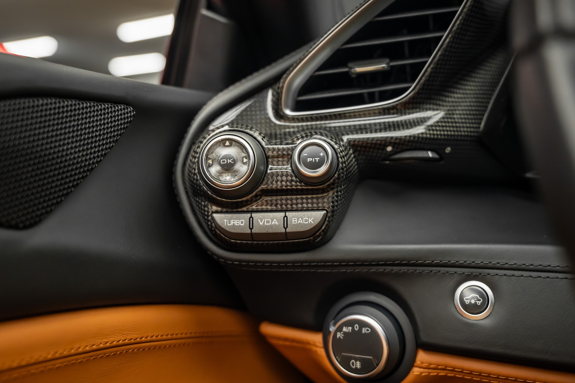 FERRARI * 488 SPIDER * FULL CARBON INNEN & AUSSEN * SAMMLERFAHRZEUG MIT 9400KM * FRISCH AB FERRARI SERVICE * FERRARI APPROVED GARANTIE *-image-23
