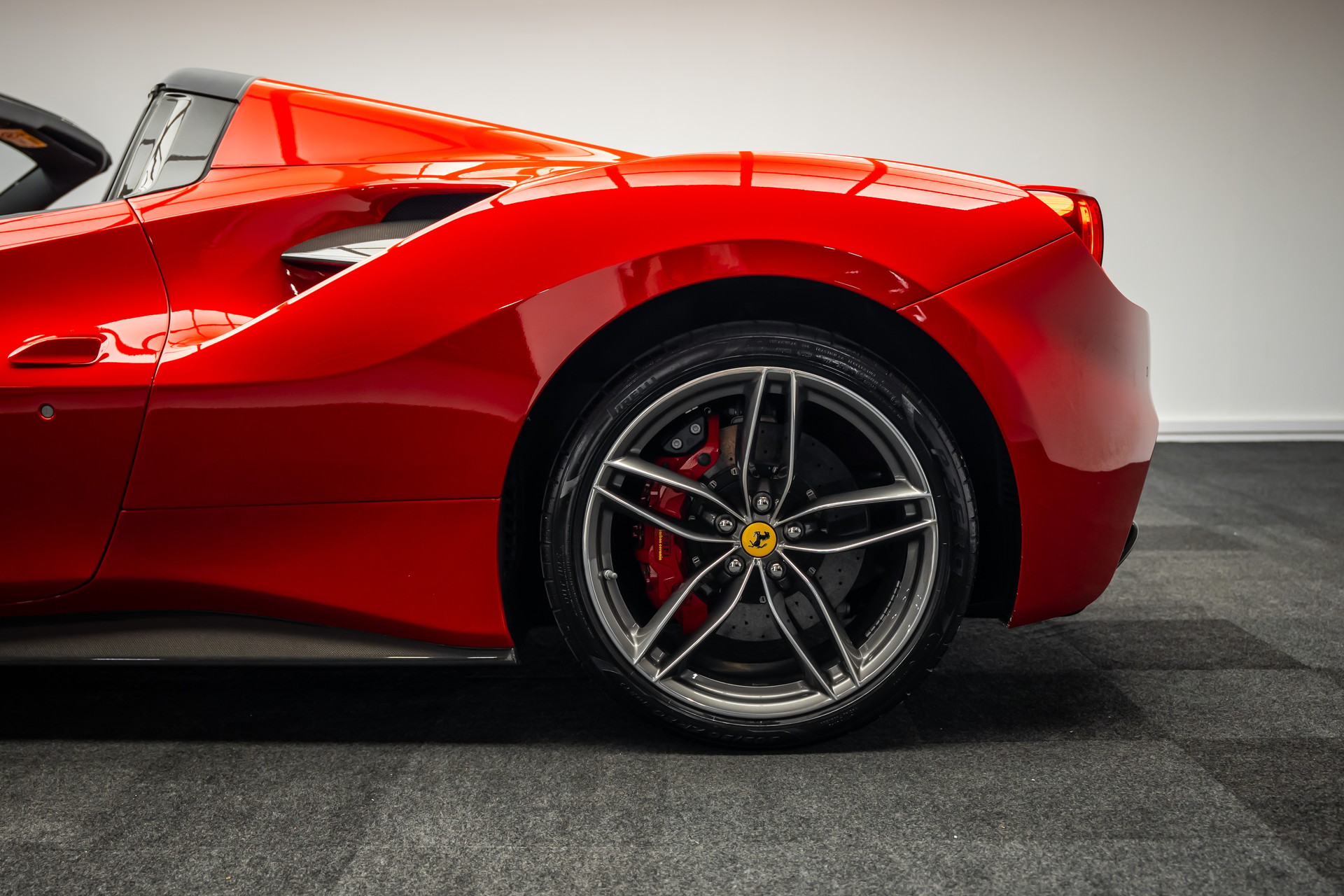 FERRARI * 488 SPIDER * FULL CARBON INNEN & AUSSEN * SAMMLERFAHRZEUG MIT 9400KM * FRISCH AB FERRARI SERVICE * FERRARI APPROVED GARANTIE *-showroom-element-2