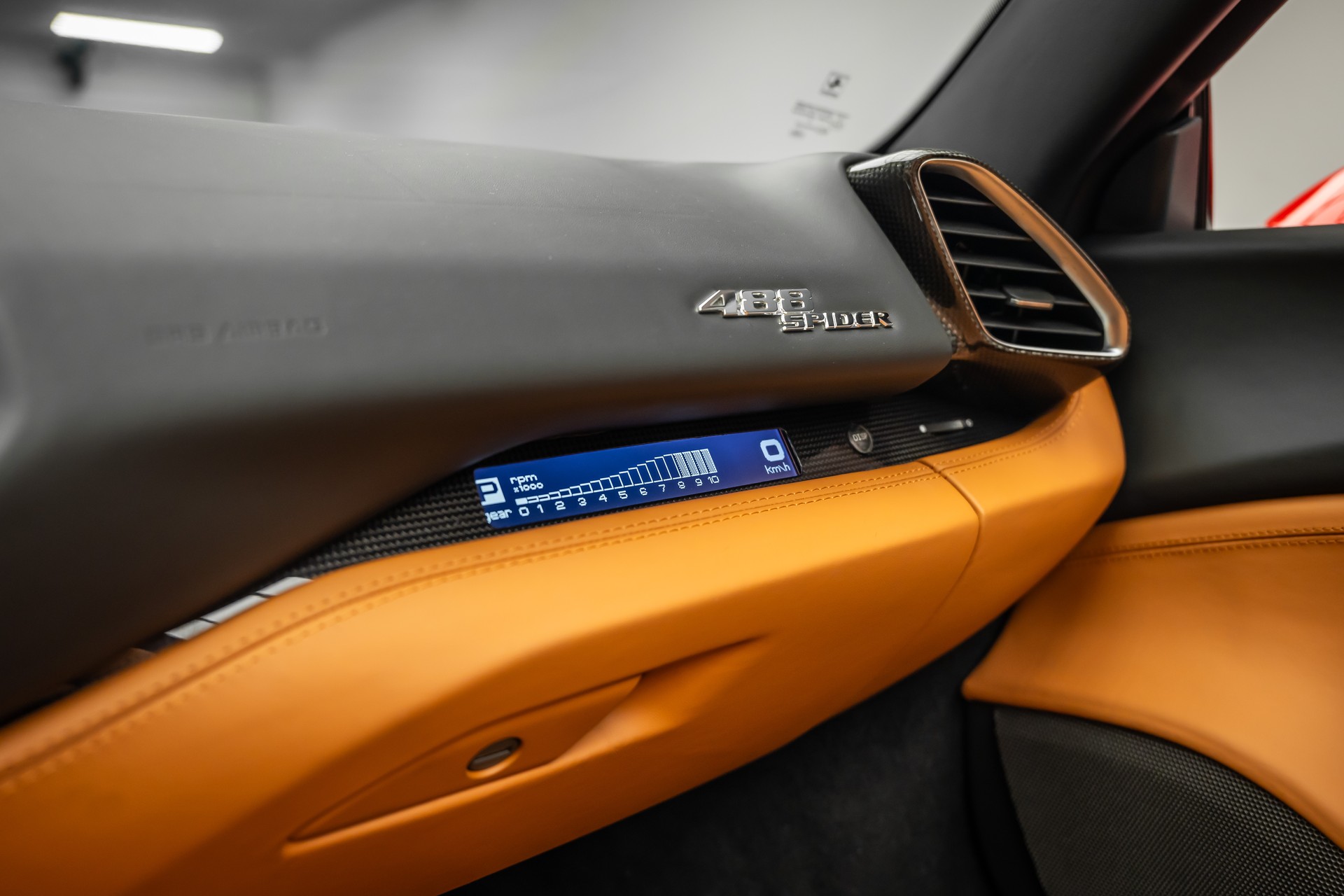 FERRARI * 488 SPIDER * FULL CARBON INNEN & AUSSEN * SAMMLERFAHRZEUG MIT 9400KM * FRISCH AB FERRARI SERVICE * FERRARI APPROVED GARANTIE *-image-26