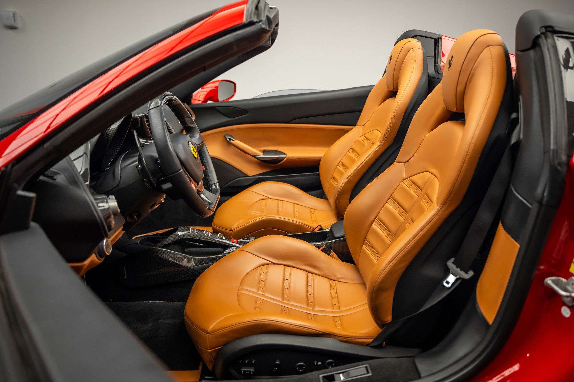 FERRARI * 488 SPIDER * FULL CARBON INNEN & AUSSEN * SAMMLERFAHRZEUG MIT 9400KM * FRISCH AB FERRARI SERVICE * FERRARI APPROVED GARANTIE *-image-15