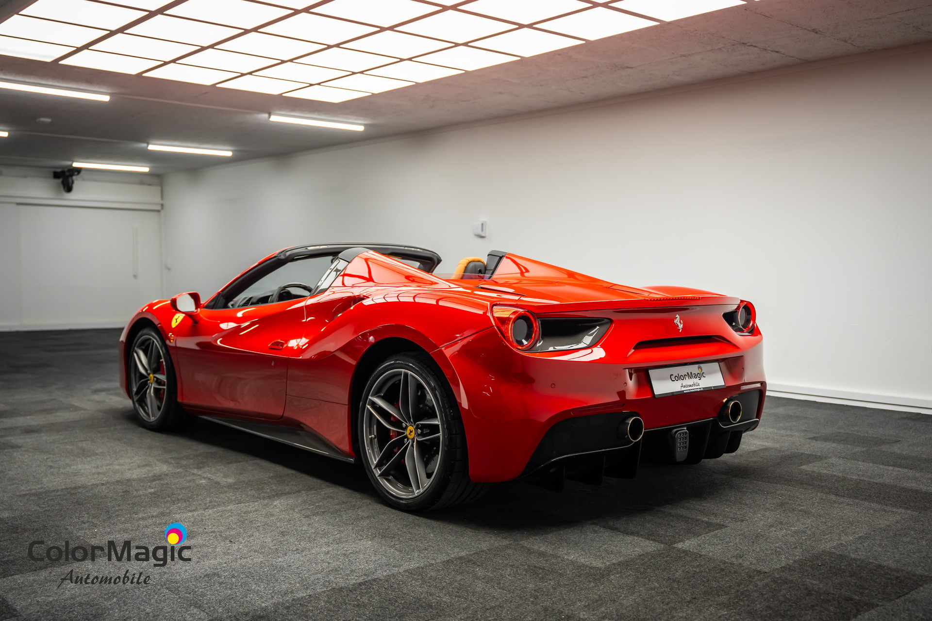 FERRARI * 488 SPIDER * FULL CARBON INNEN & AUSSEN * SAMMLERFAHRZEUG MIT 9400KM * FRISCH AB FERRARI SERVICE * FERRARI APPROVED GARANTIE *-showroom-element-3