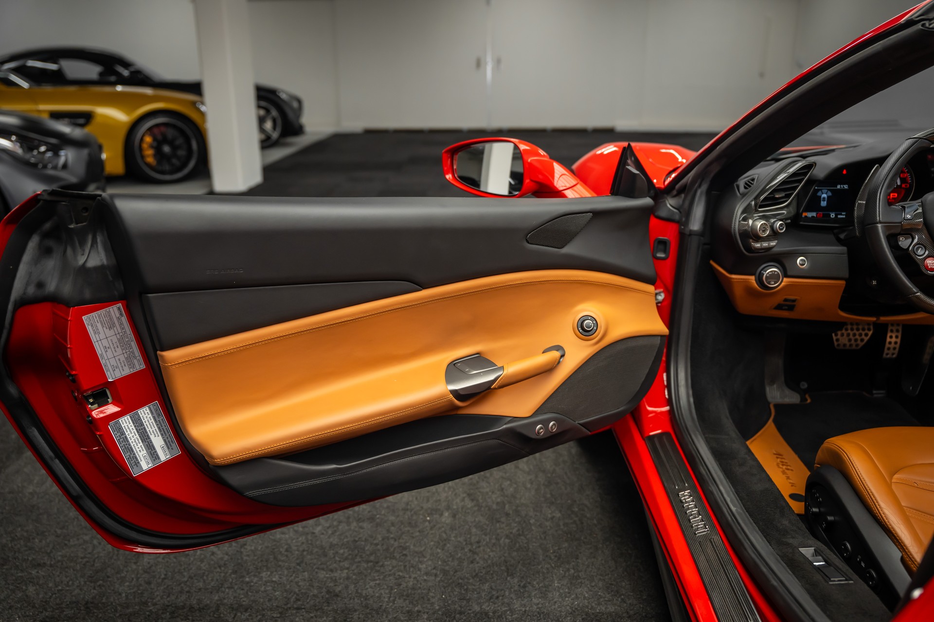 FERRARI * 488 SPIDER * FULL CARBON INNEN & AUSSEN * SAMMLERFAHRZEUG MIT 9400KM * FRISCH AB FERRARI SERVICE * FERRARI APPROVED GARANTIE *-image-19