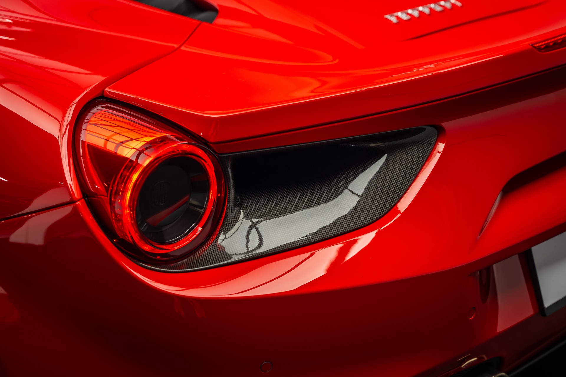 FERRARI * 488 SPIDER * FULL CARBON INNEN & AUSSEN * SAMMLERFAHRZEUG MIT 9400KM * FRISCH AB FERRARI SERVICE * FERRARI APPROVED GARANTIE *-image-12