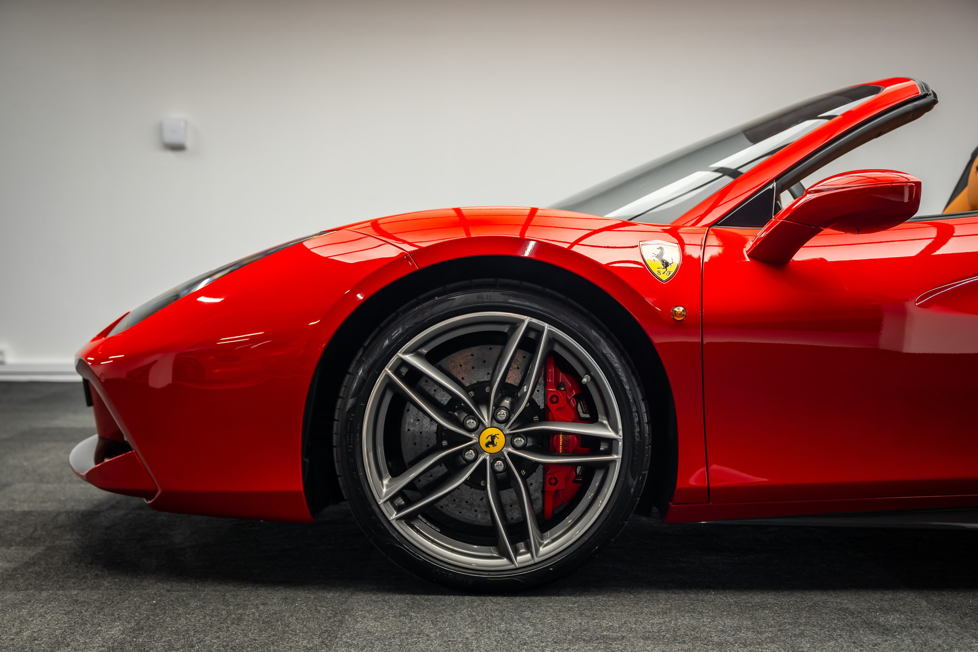 FERRARI * 488 SPIDER * FULL CARBON INNEN & AUSSEN * SAMMLERFAHRZEUG MIT 9400KM * FRISCH AB FERRARI SERVICE * FERRARI APPROVED GARANTIE *-showroom-element-1