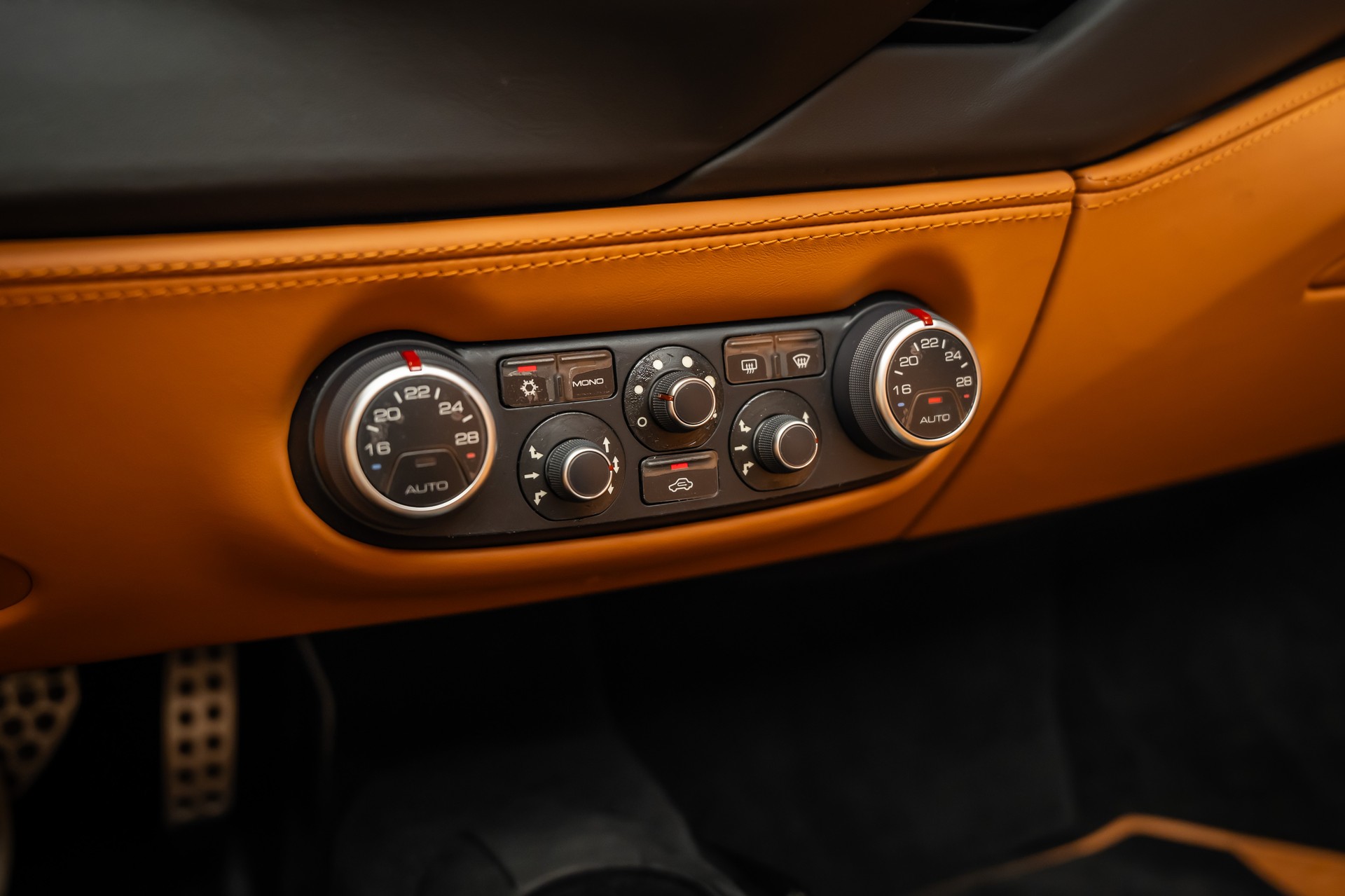 FERRARI * 488 SPIDER * FULL CARBON INNEN & AUSSEN * SAMMLERFAHRZEUG MIT 9400KM * FRISCH AB FERRARI SERVICE * FERRARI APPROVED GARANTIE *-image-29