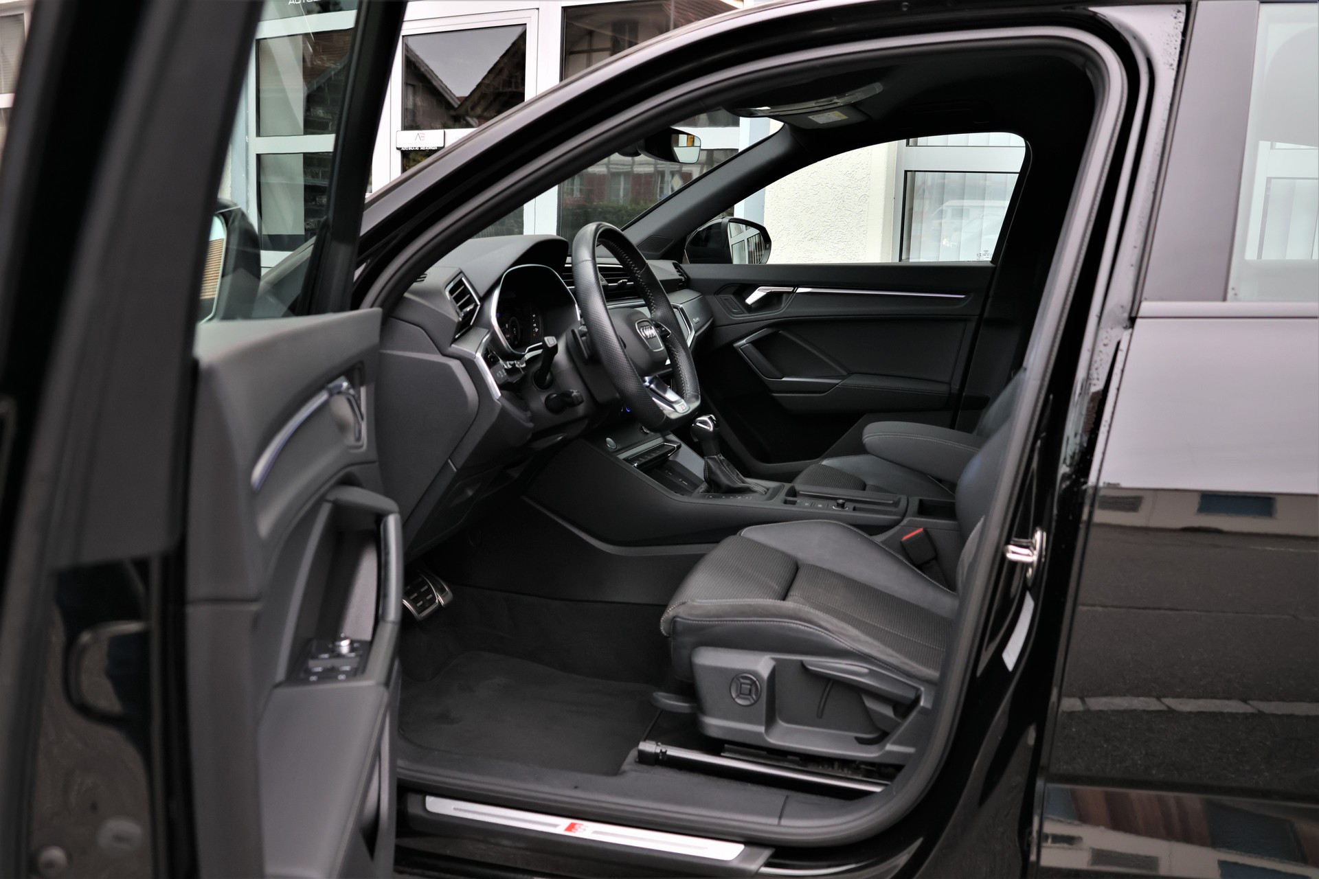 AUDI Q3 Sportback 40 TFSI S line quattro S-tronic (CH)-image-8