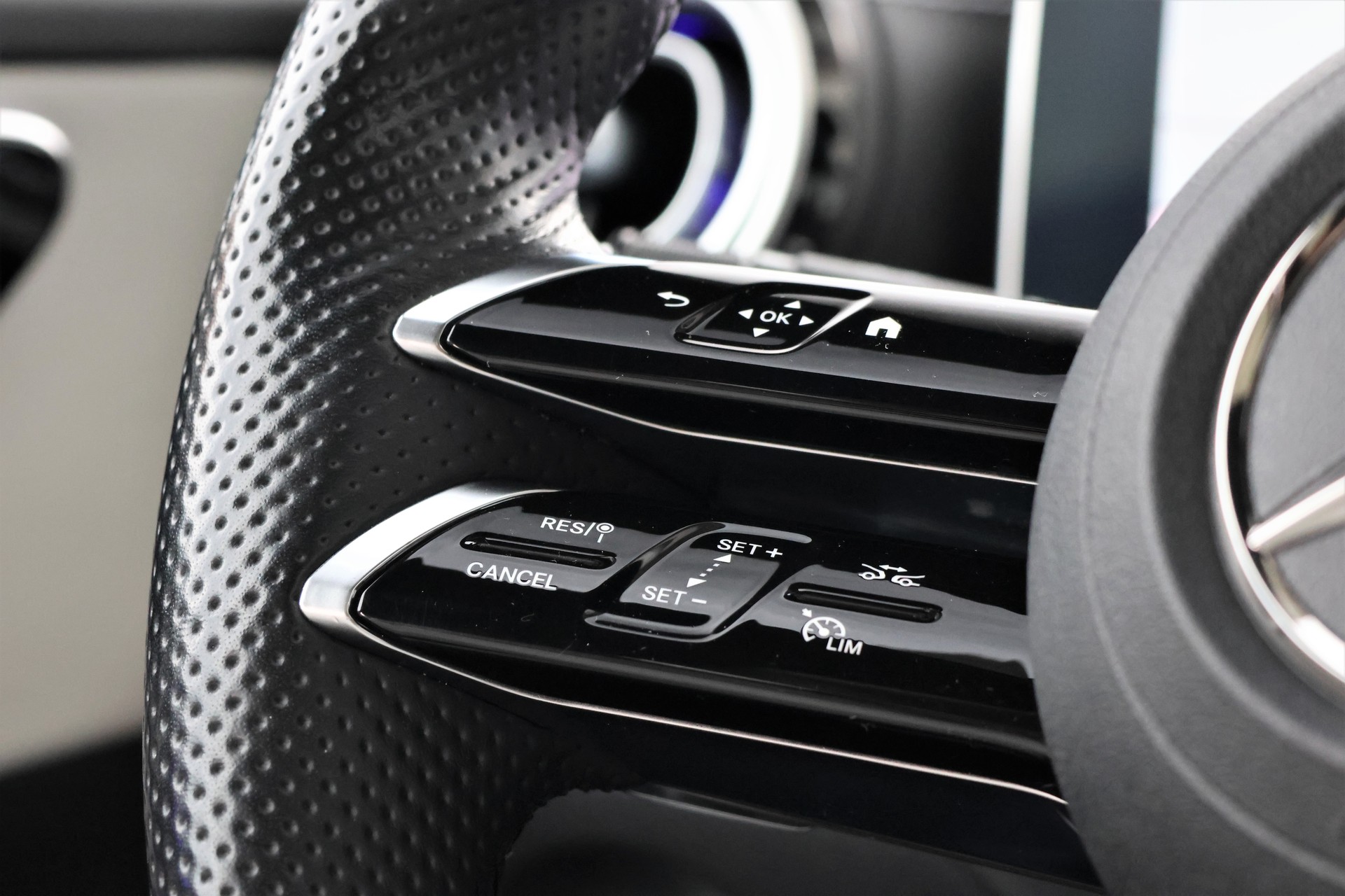MERCEDES-BENZ C 220 d 4Matic AMG Line (CH)-image-17