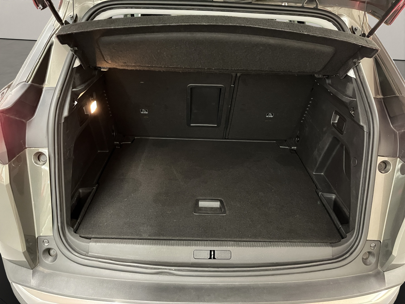PEUGEOT 3008 1.2 PureTech Allure-image-13