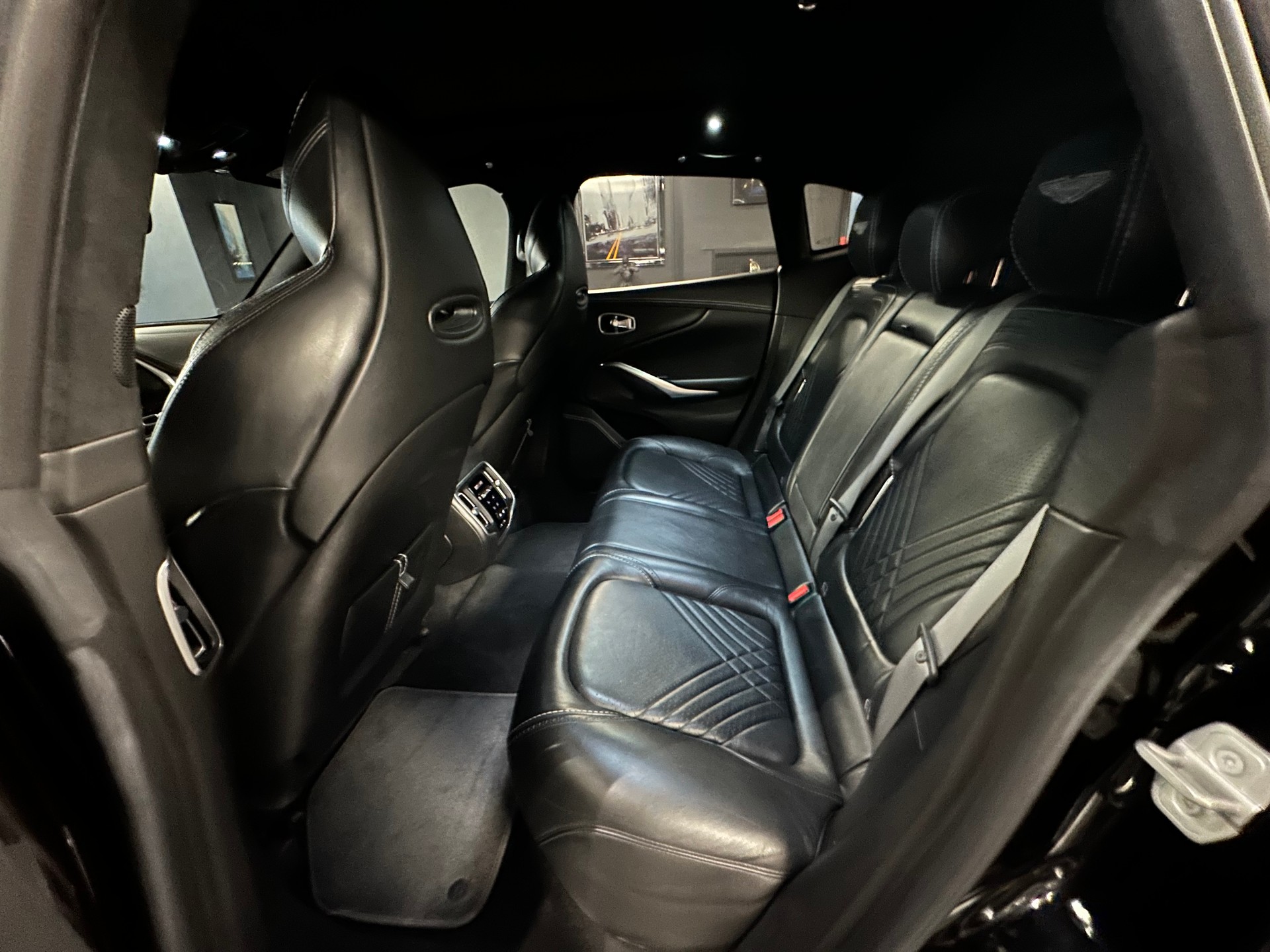 ASTON MARTIN DBX 4.0 V8-image-6