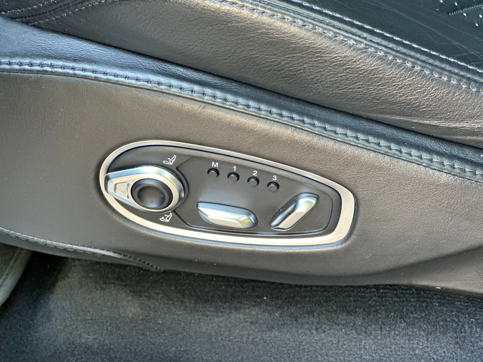 ASTON MARTIN DBX 4.0 V8-image-11