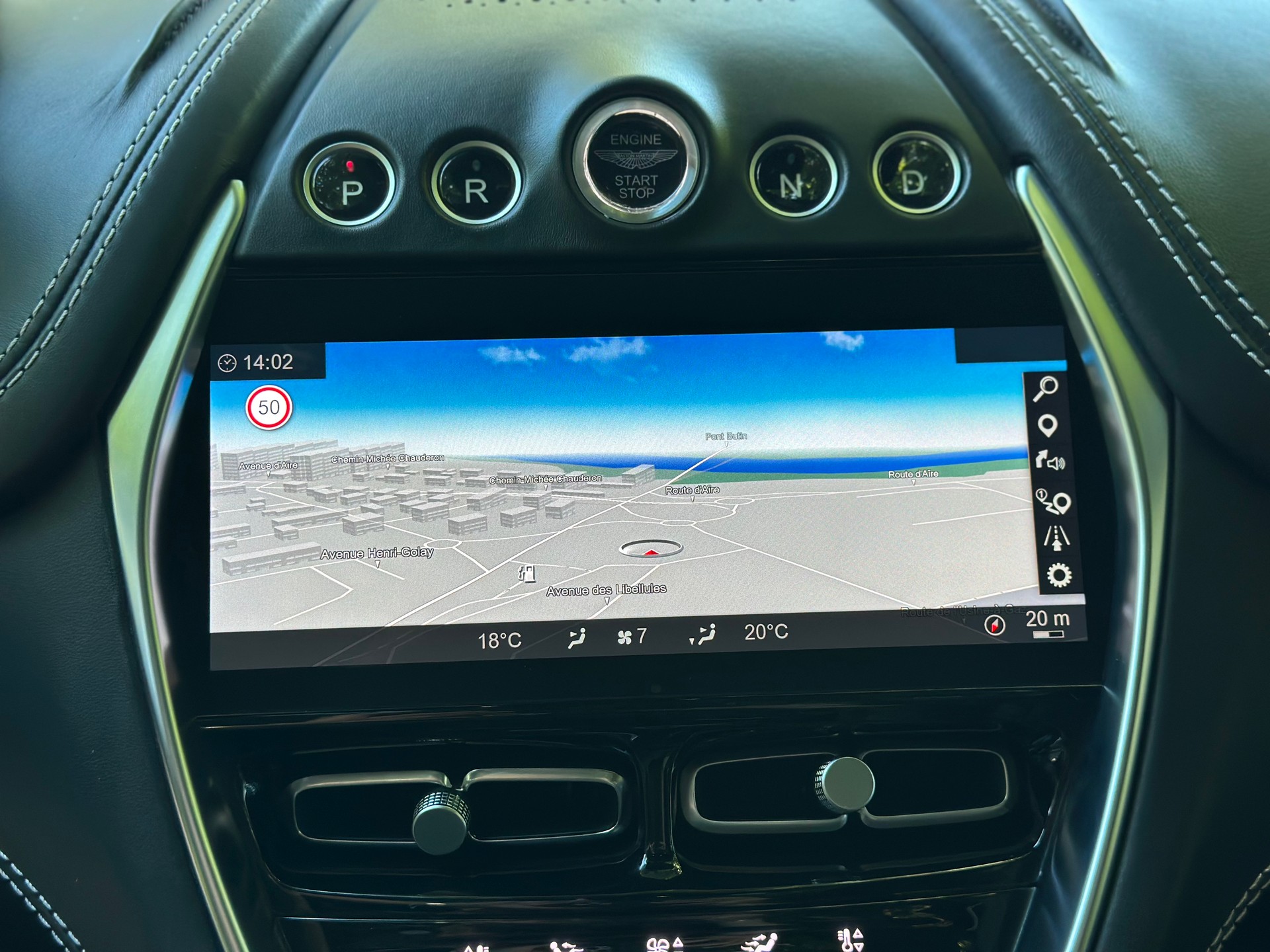 ASTON MARTIN DBX 4.0 V8-image-9
