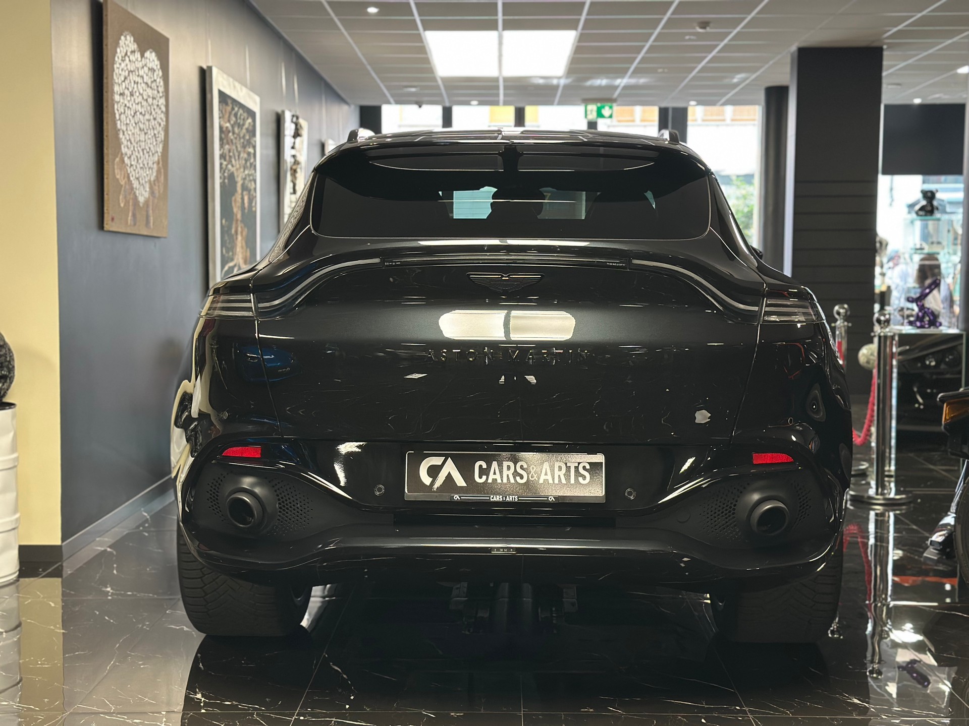 ASTON MARTIN DBX 4.0 V8-image-2