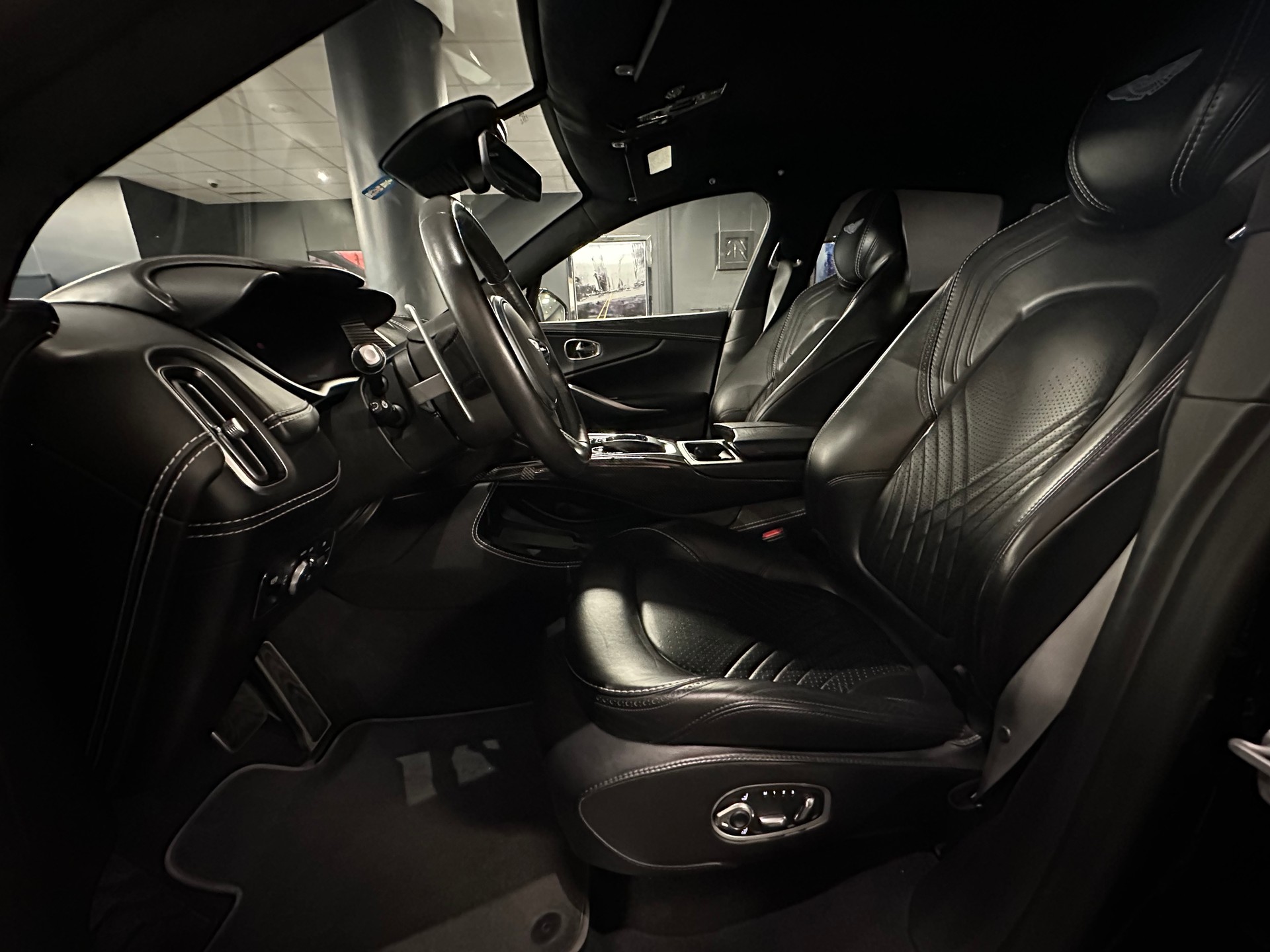 ASTON MARTIN DBX 4.0 V8-image-5