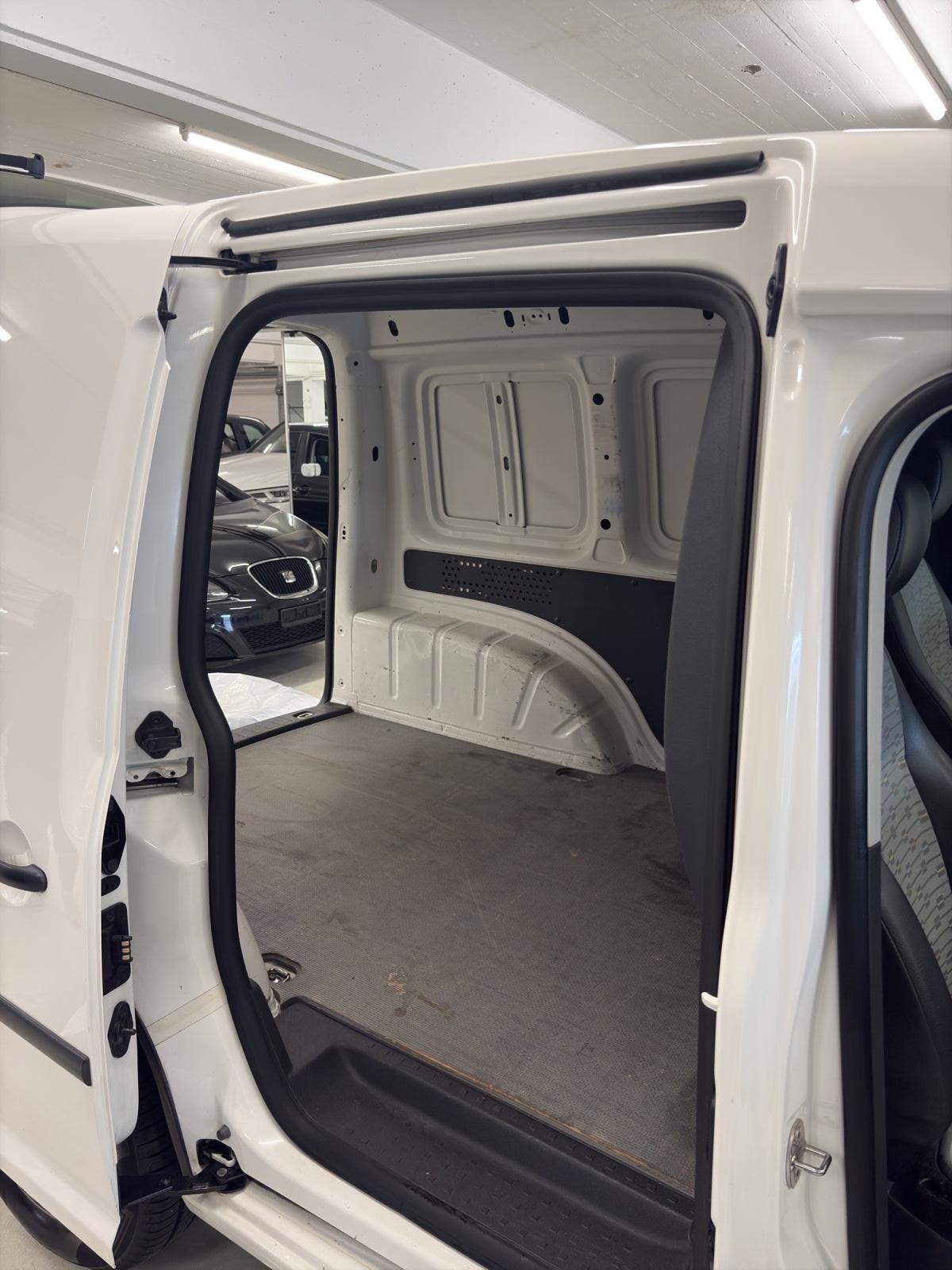 VW Caddy 1.6 TDI BlueMotion Technology-image-10