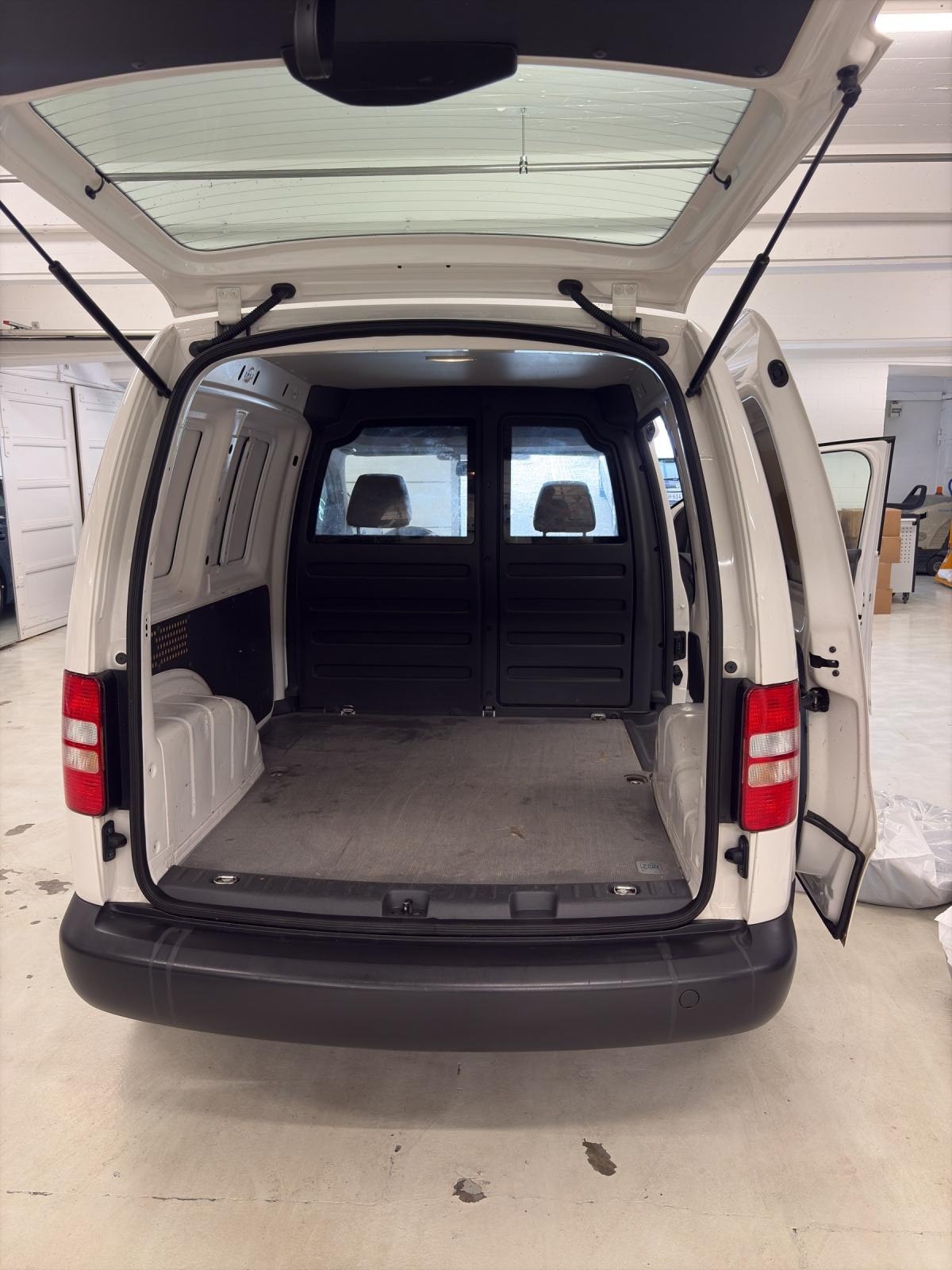 VW Caddy 1.6 TDI BlueMotion Technology-image-9