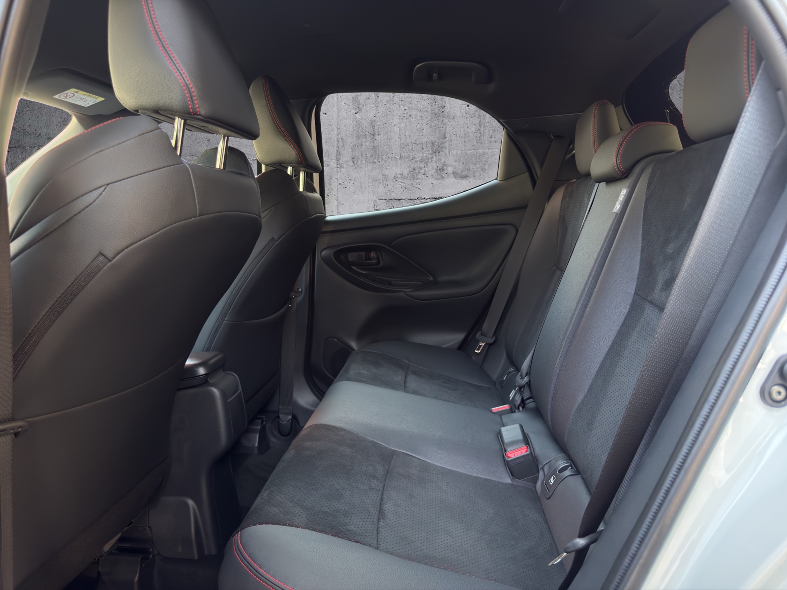 TOYOTA Yaris 1.5 VVT-i HSD GR Sport *10 Jahre Garantie*-image-9