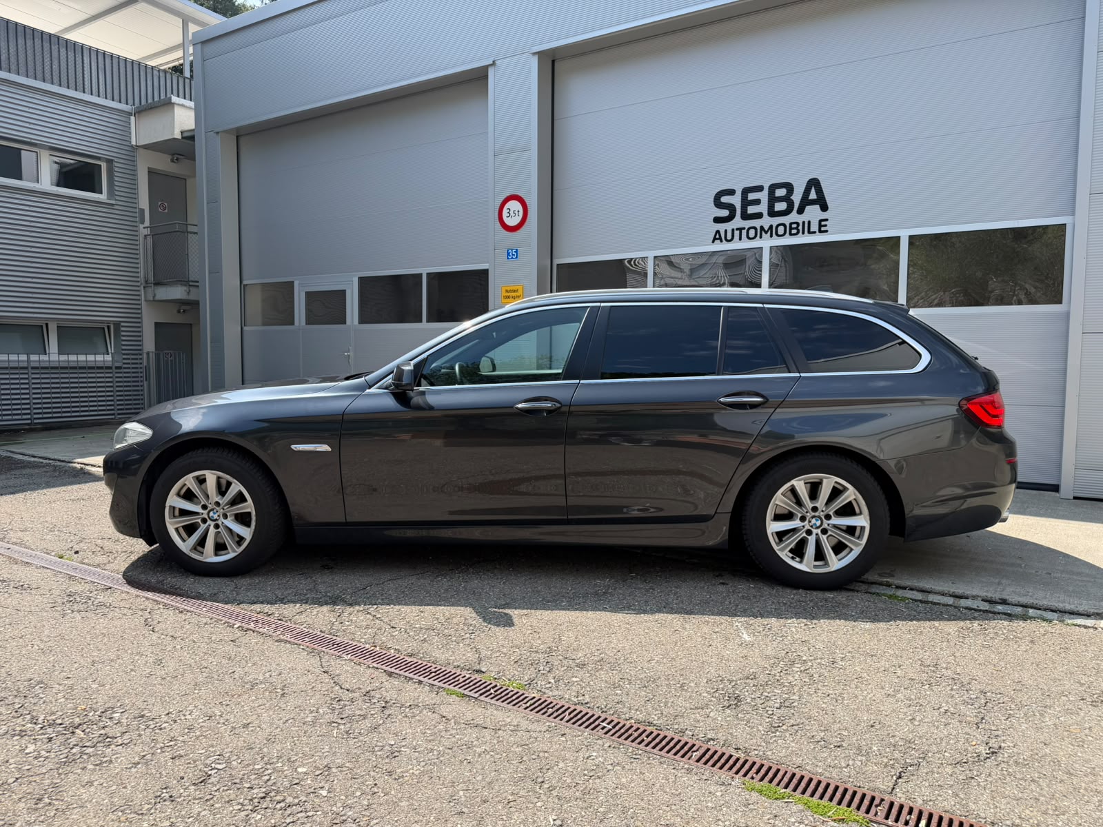 BMW 530d xDrive Touring Steptronic-image-2