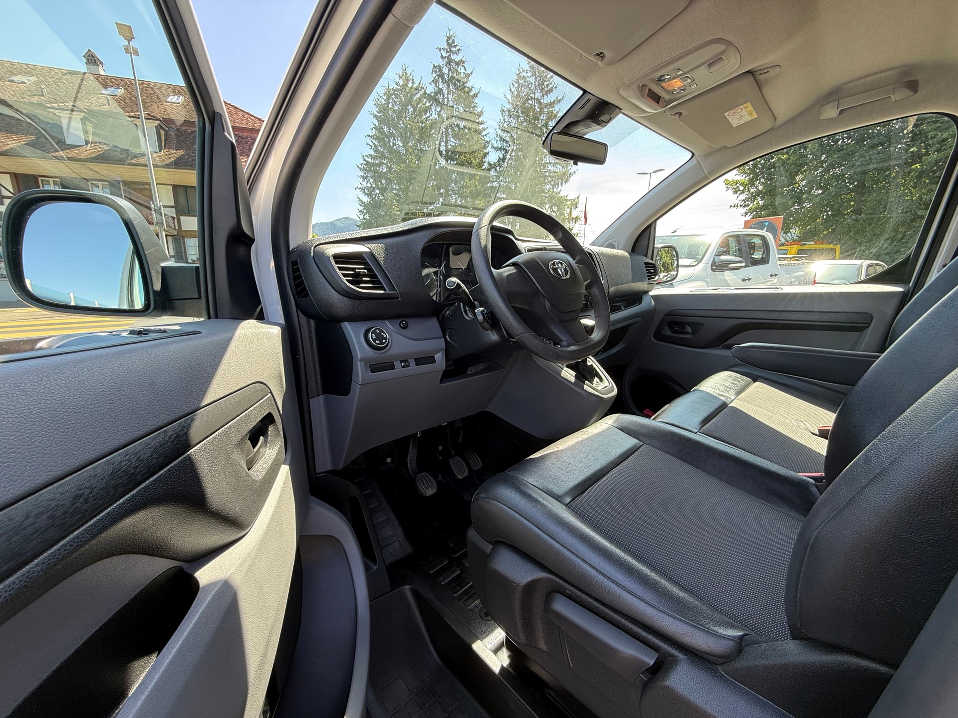 TOYOTA Proace 2.0D Glass Van Long L2 Comfort-image-8