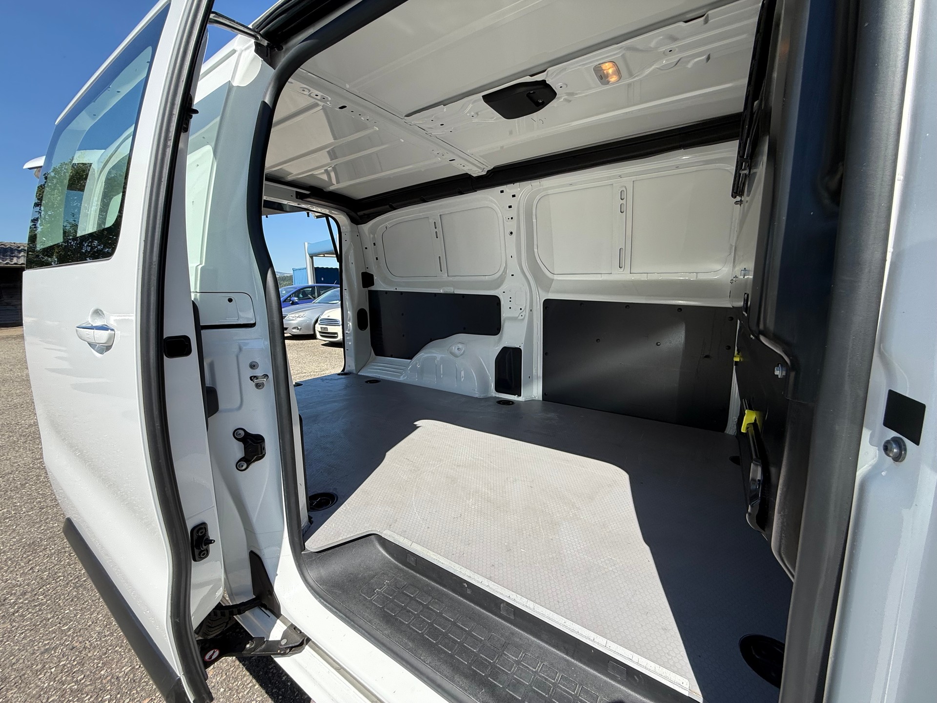 TOYOTA Proace 2.0D Glass Van Long L2 Comfort-image-13