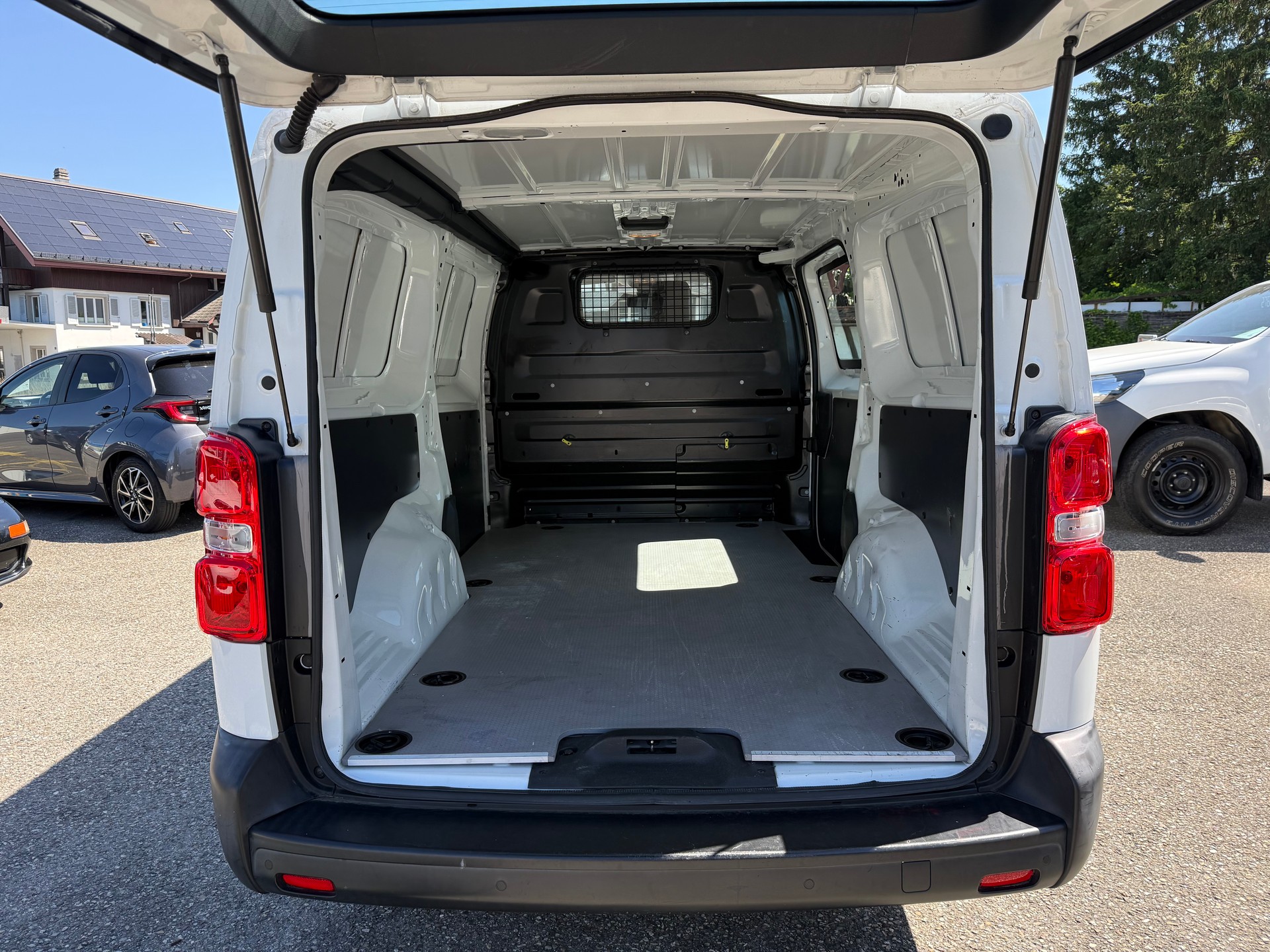TOYOTA Proace 2.0D Glass Van Long L2 Comfort-image-12