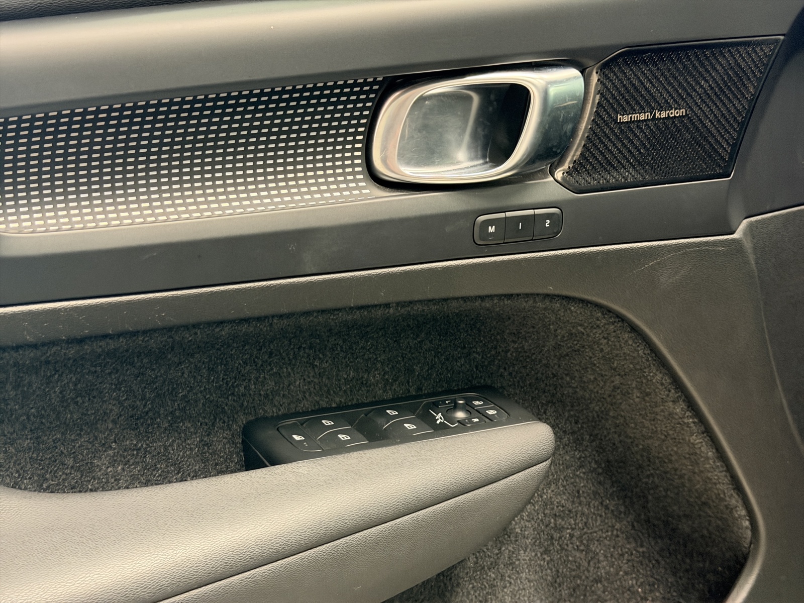 VOLVO XC40 1.5 T4 PiH R-Design-image-15