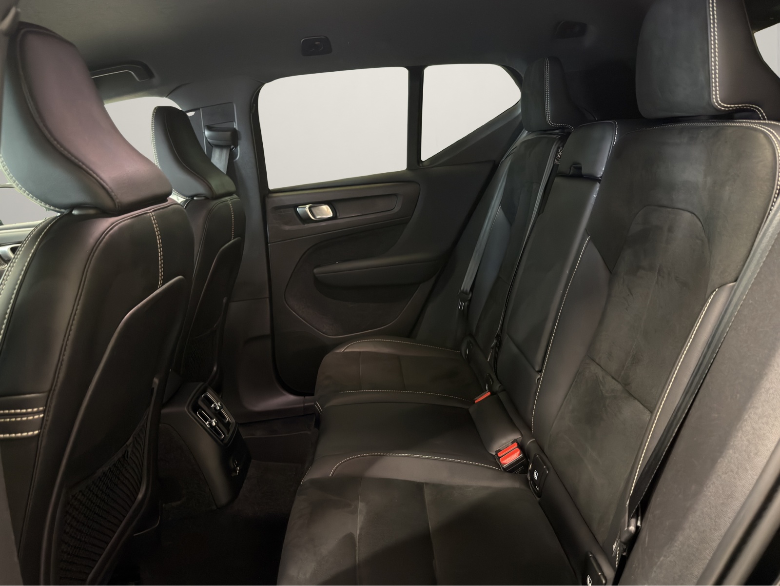 VOLVO XC40 1.5 T4 PiH R-Design-image-14