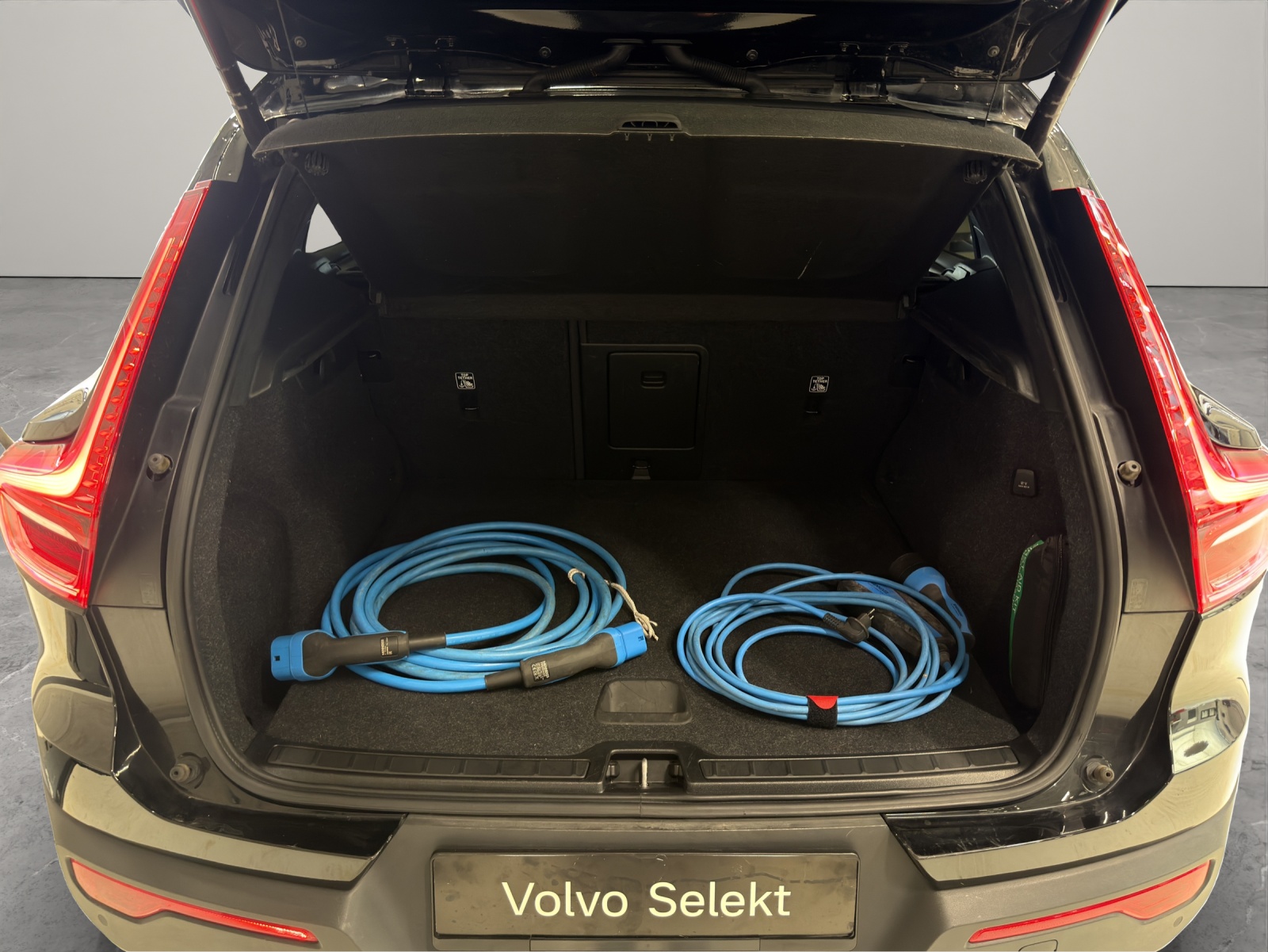 VOLVO XC40 1.5 T4 PiH R-Design-image-16