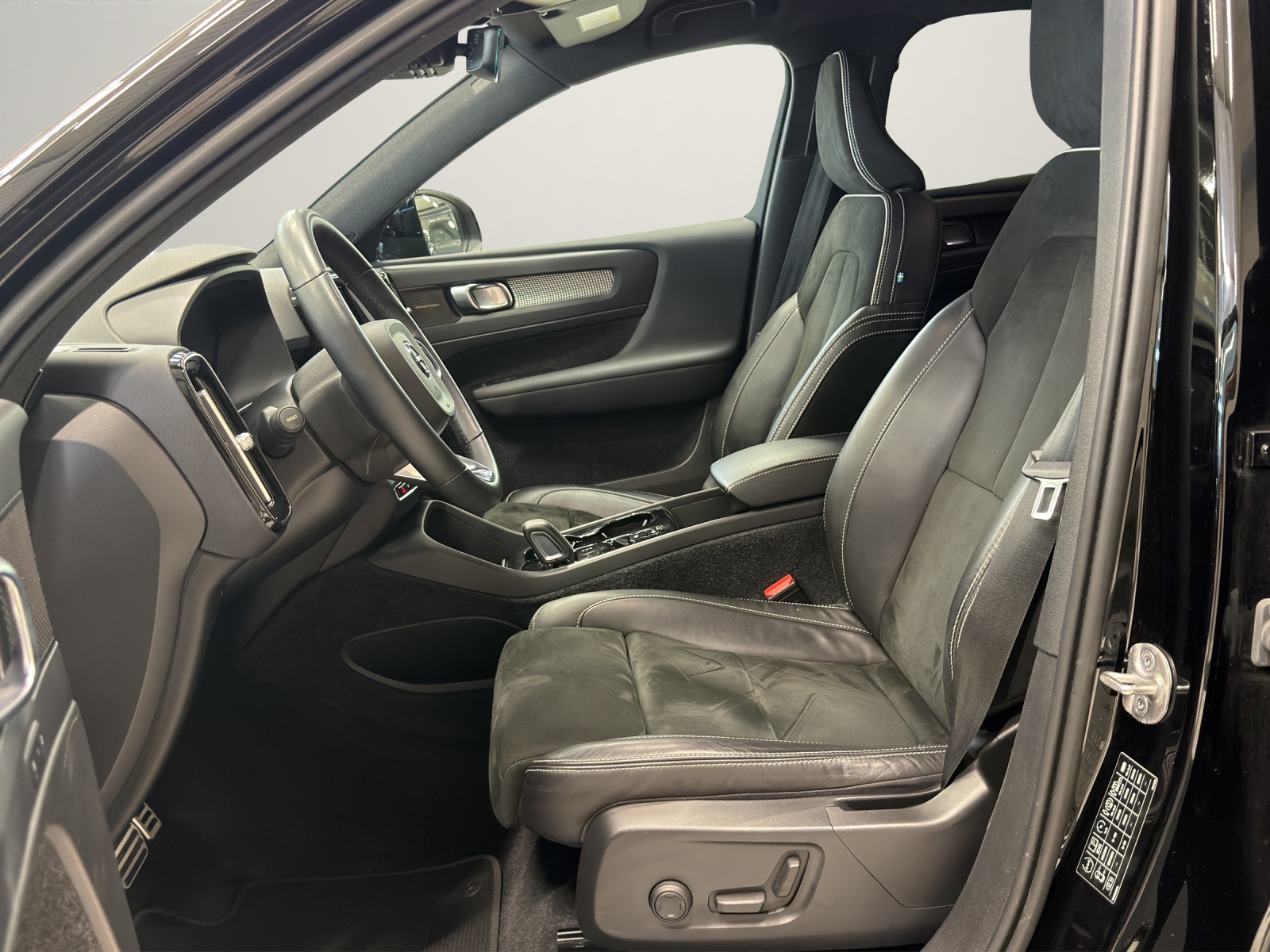 VOLVO XC40 1.5 T4 PiH R-Design-image-9