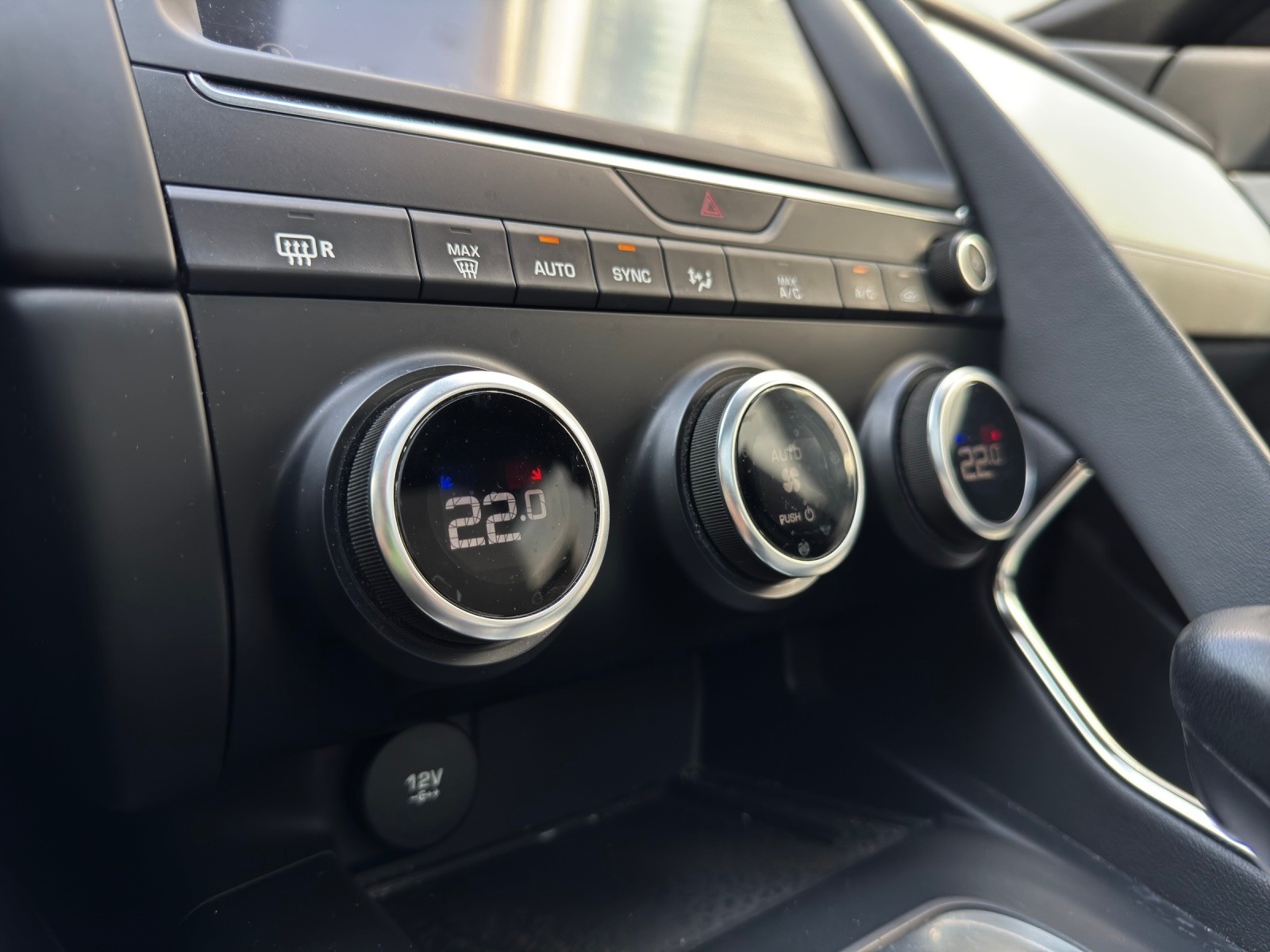 JAGUAR E-Pace P200 R-Dynamic S AWD Automatik-image-20