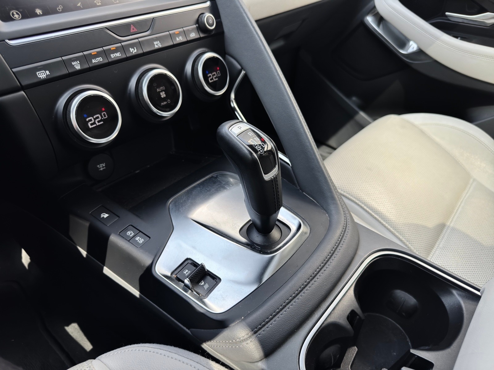 JAGUAR E-Pace P200 R-Dynamic S AWD Automatik-image-19