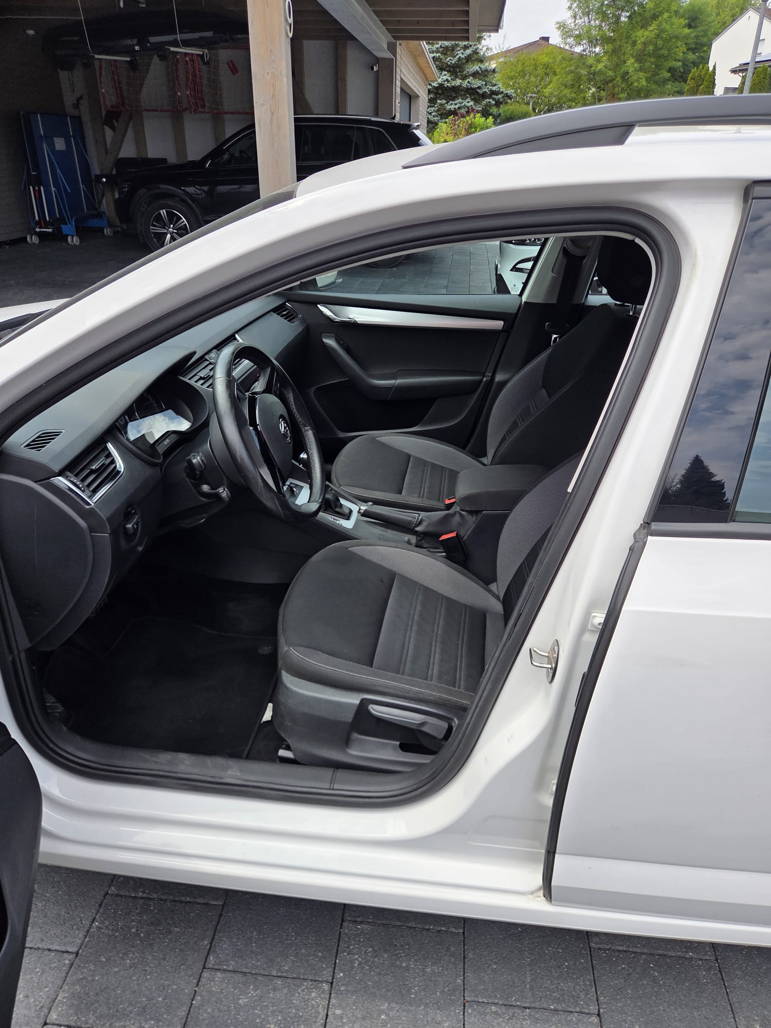 SKODA Octavia Combi 2.0 TSI Ambition 4x4 DSG-image-9