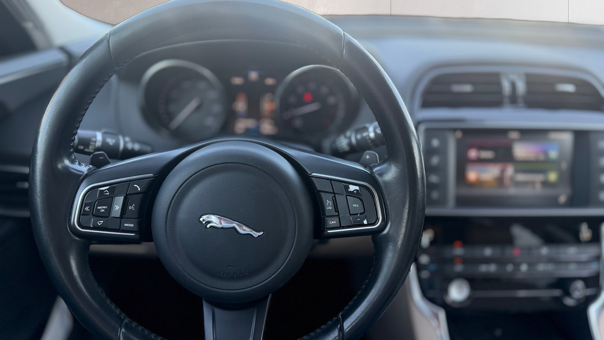 JAGUAR XE 20t 2.0 Prestige Automatic-image-13