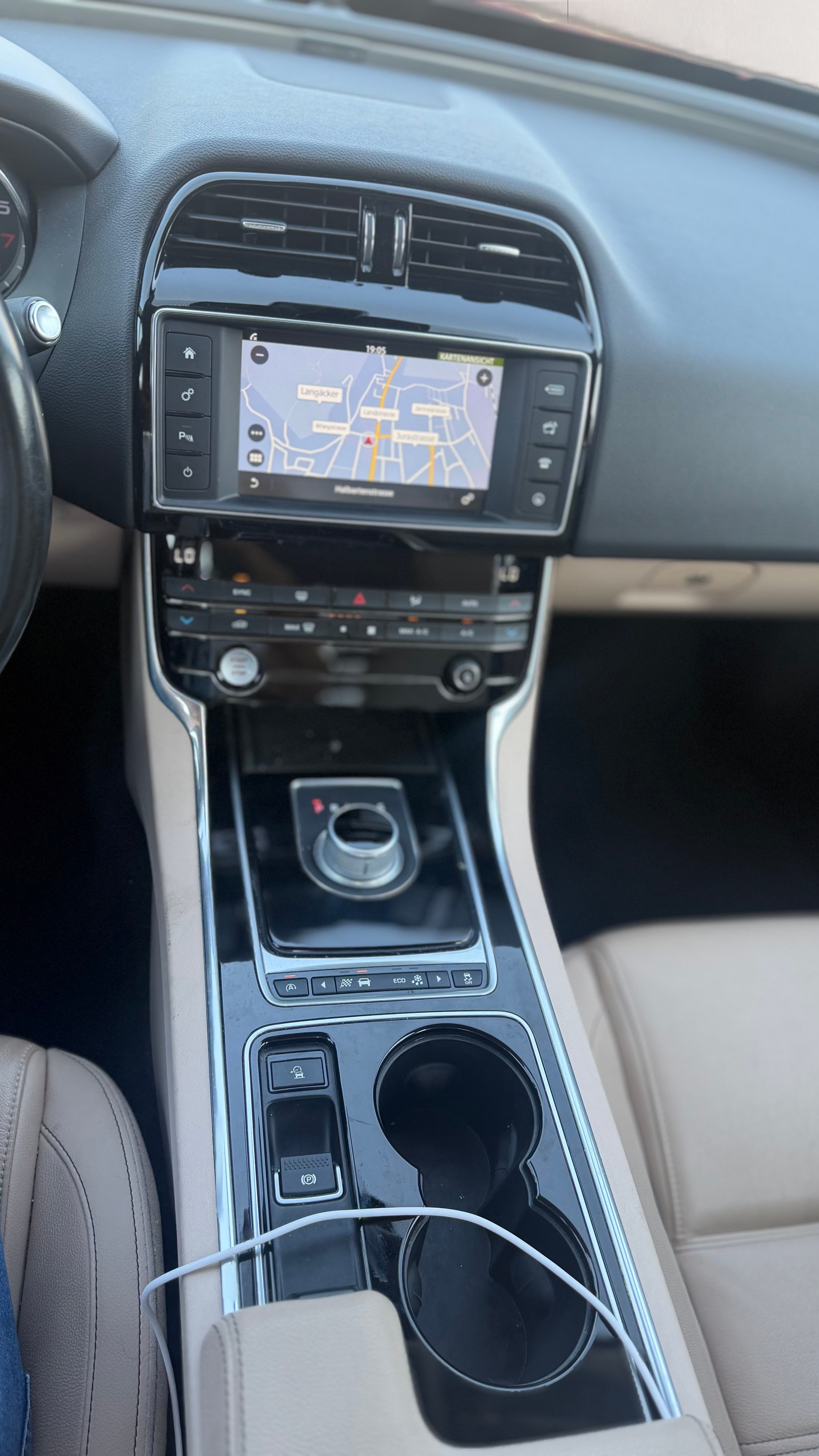 JAGUAR XE 20t 2.0 Prestige Automatic-image-15