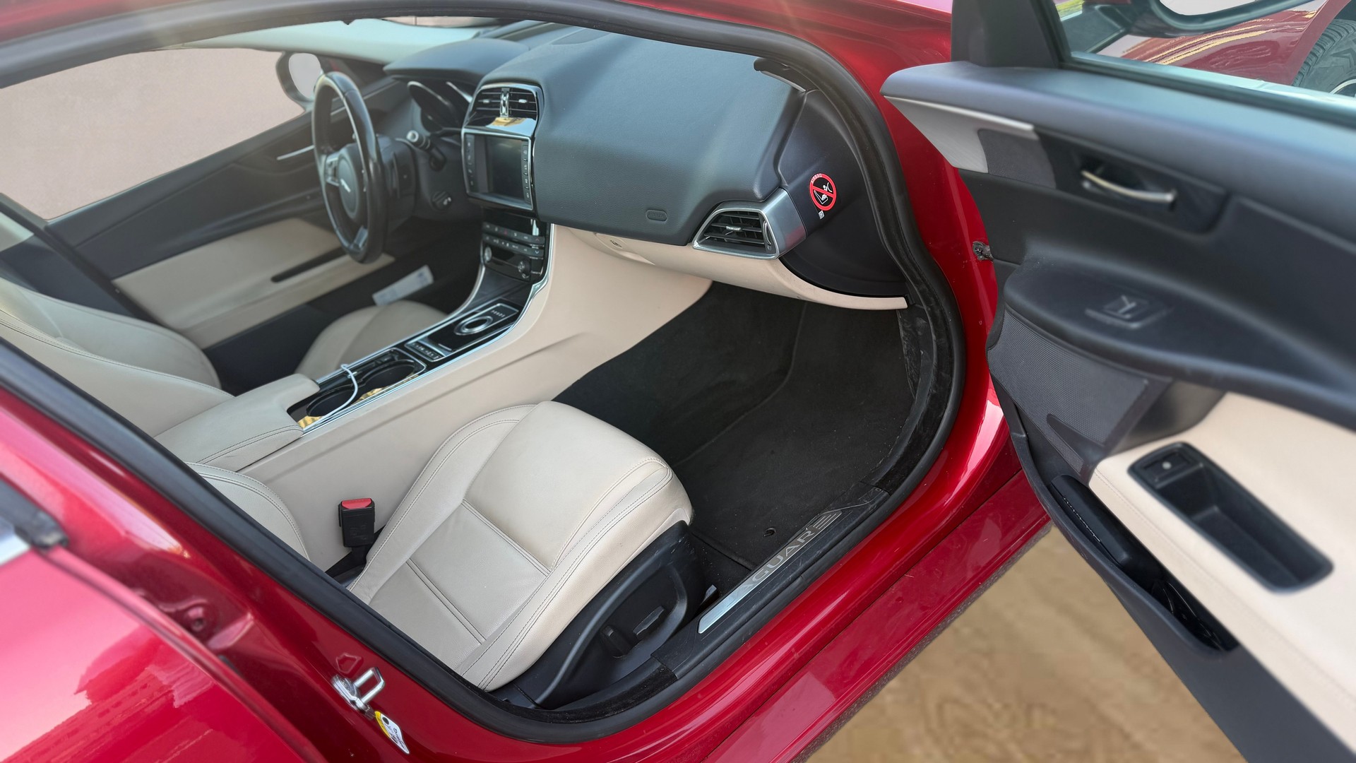 JAGUAR XE 20t 2.0 Prestige Automatic-image-8