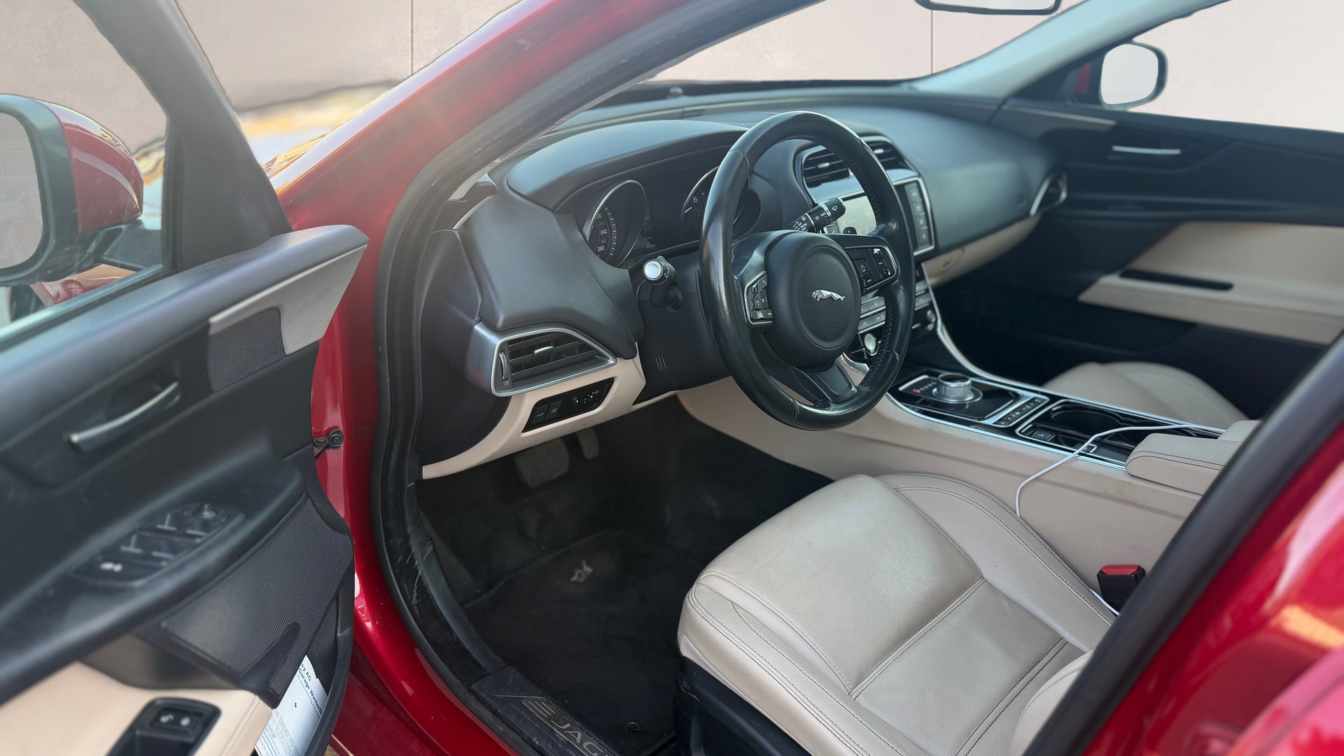 JAGUAR XE 20t 2.0 Prestige Automatic-image-12