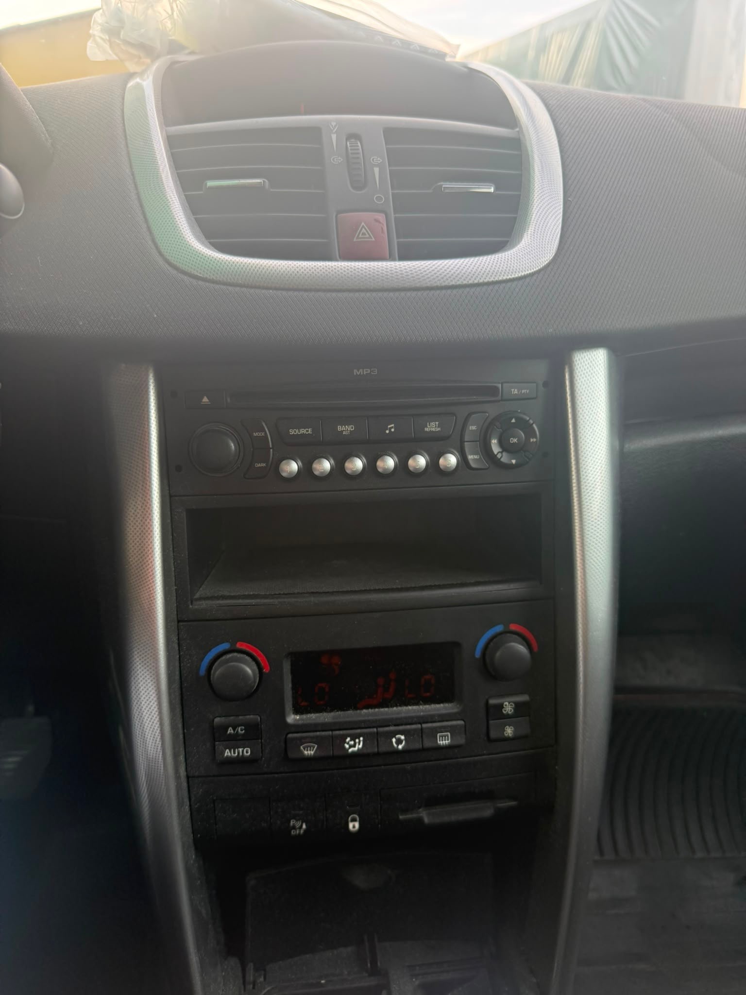 PEUGEOT 207 1.6 HDI Sport-image-9