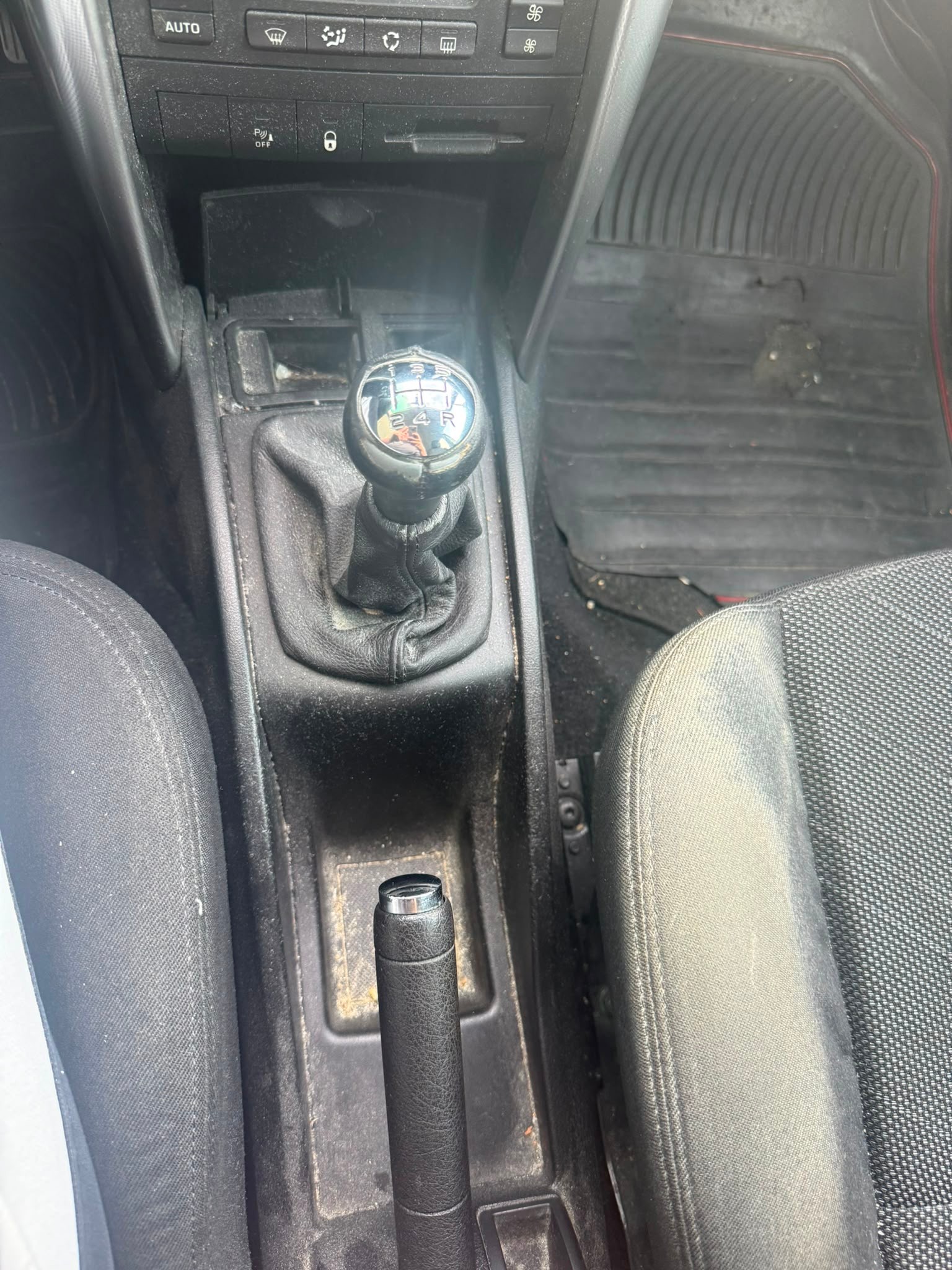 PEUGEOT 207 1.6 HDI Sport-image-14