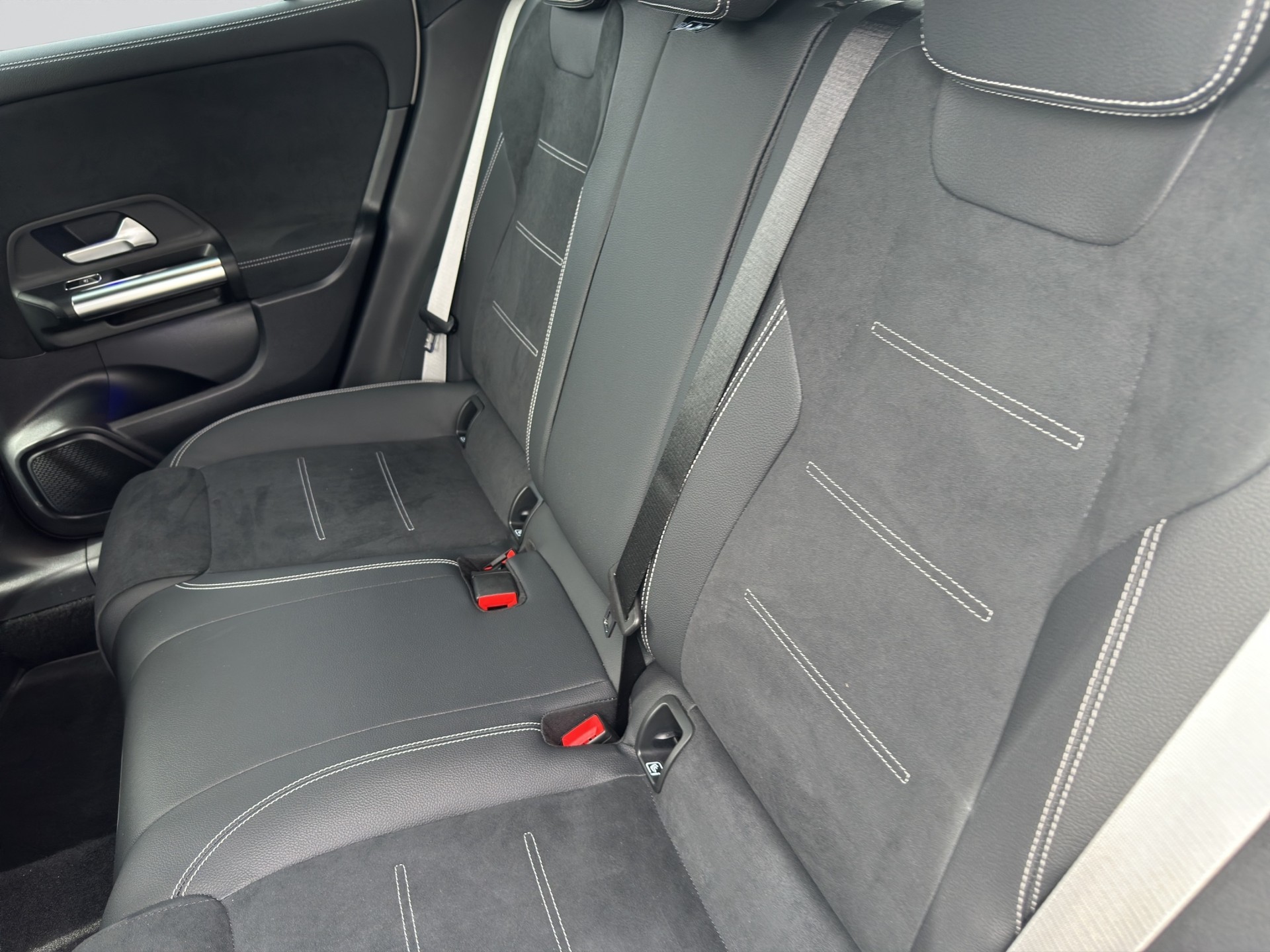 MERCEDES-BENZ GLA 200 d AMG Line Night 8G-DCT-image-8
