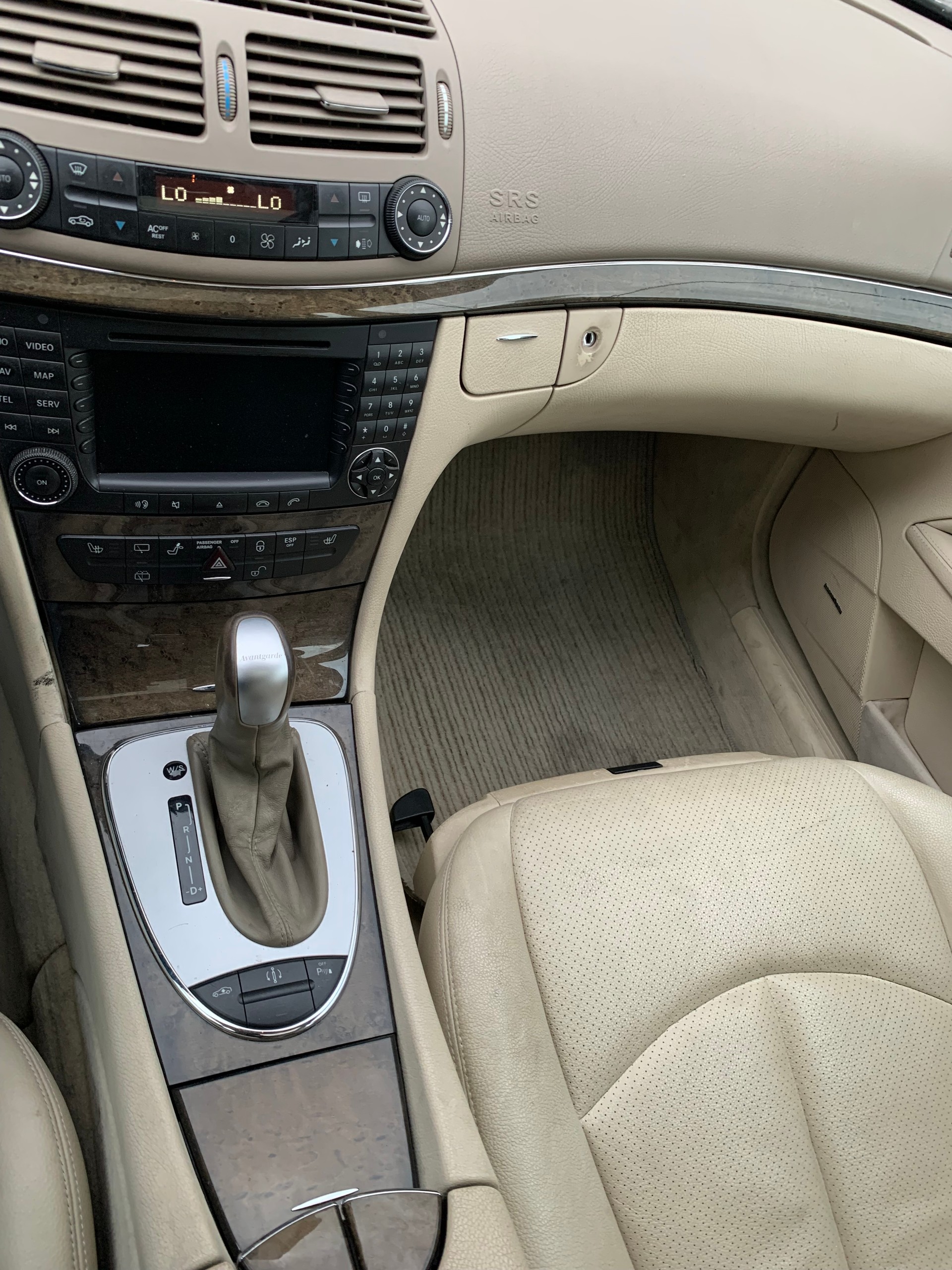 MERCEDES-BENZ E 320 Avantgarde Automatic-image-12