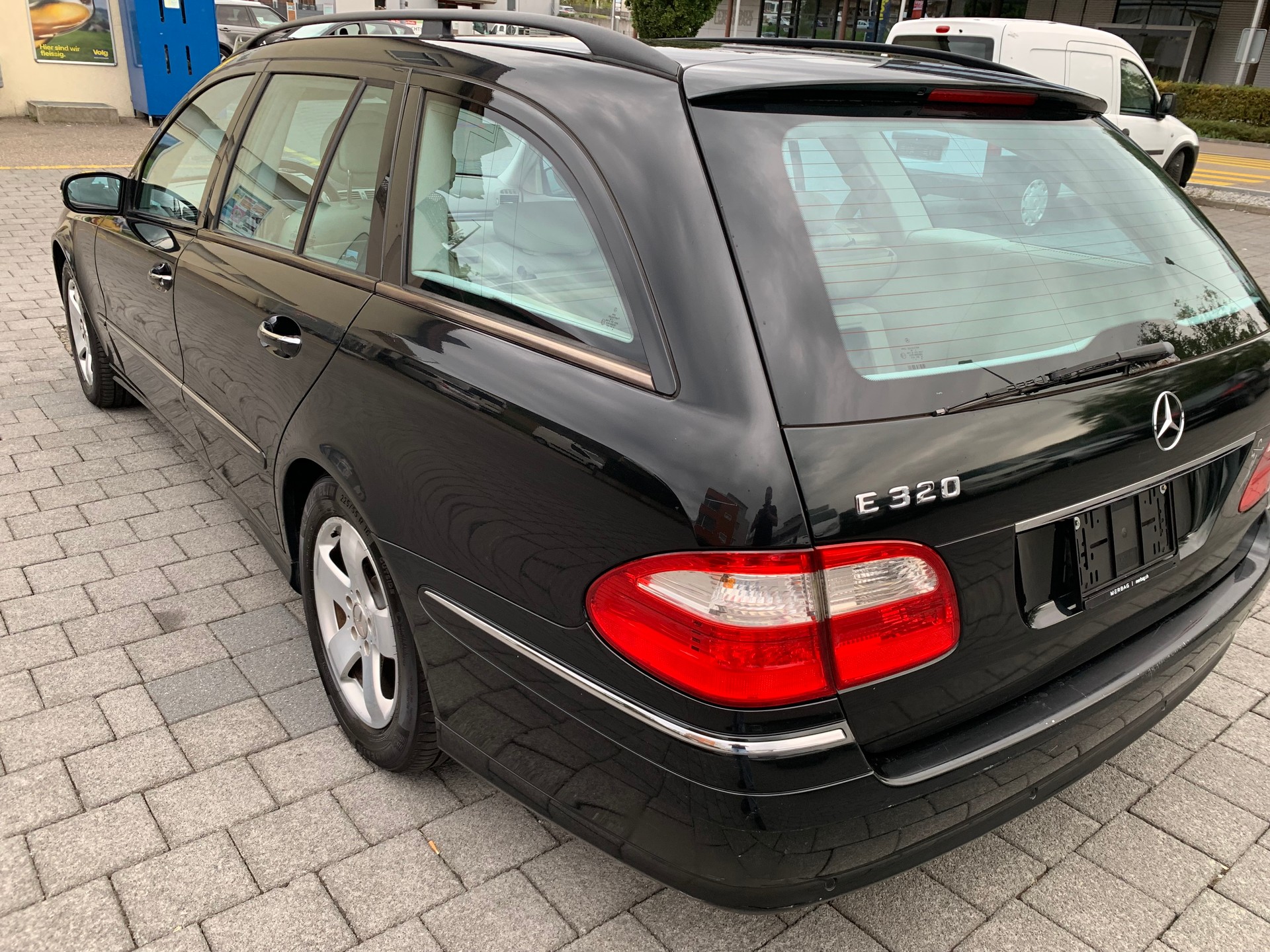 MERCEDES-BENZ E 320 Avantgarde Automatic-image-3