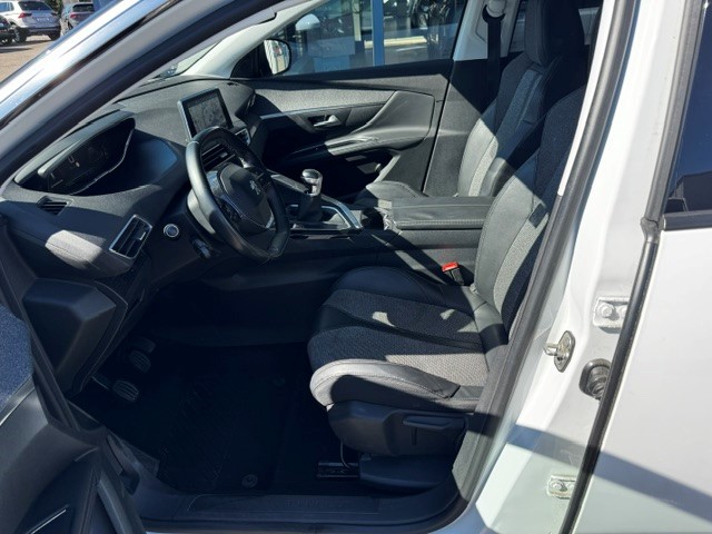 PEUGEOT 5008 1.2 Pure Tech Allure-image-4