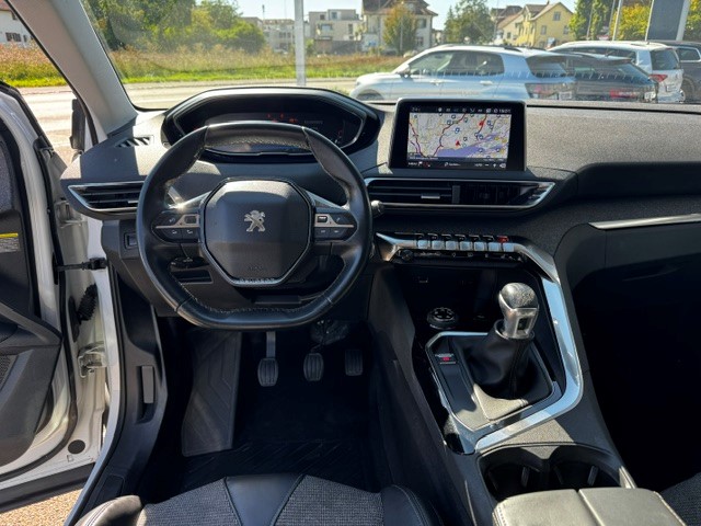 PEUGEOT 5008 1.2 Pure Tech Allure-image-6