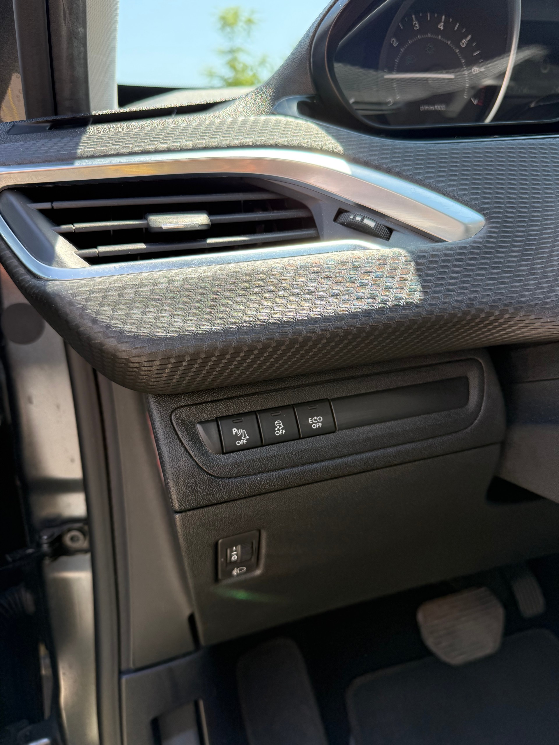 PEUGEOT 208 1.2 PureTech Active EAT6-image-8