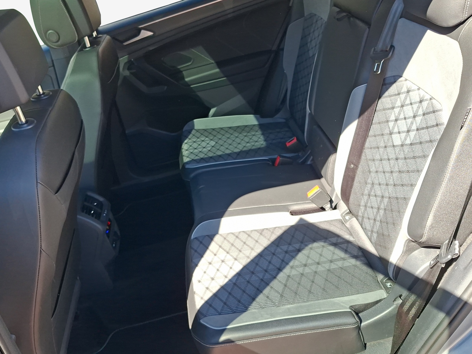 VW Tiguan Allspace 2.0 TDI SCR R-Line 4Motion DSG-image-11