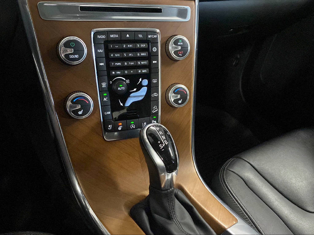 VOLVO XC60 2.4 D4 Summum AWD S/S-image-13